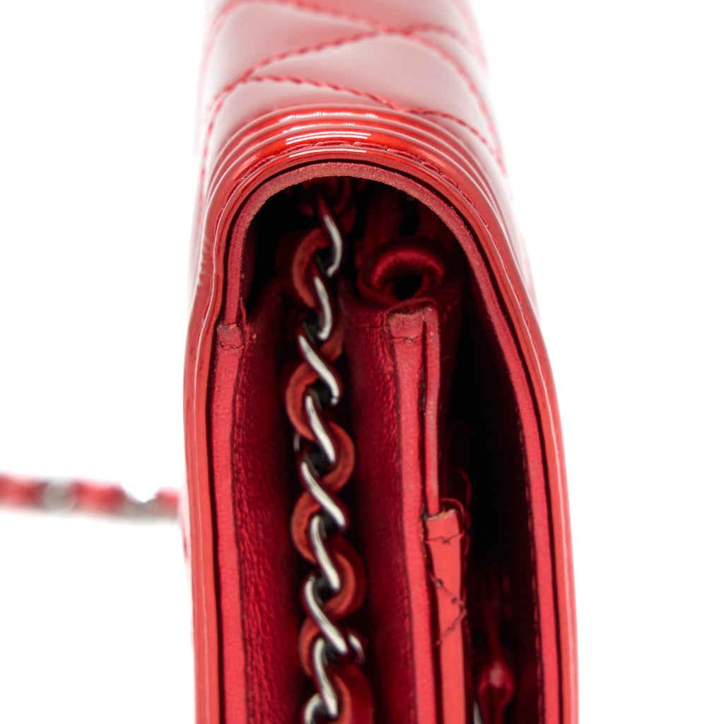 CHANEL BOY WALLET ON CHAIN PATENT METALLIC RED SHW