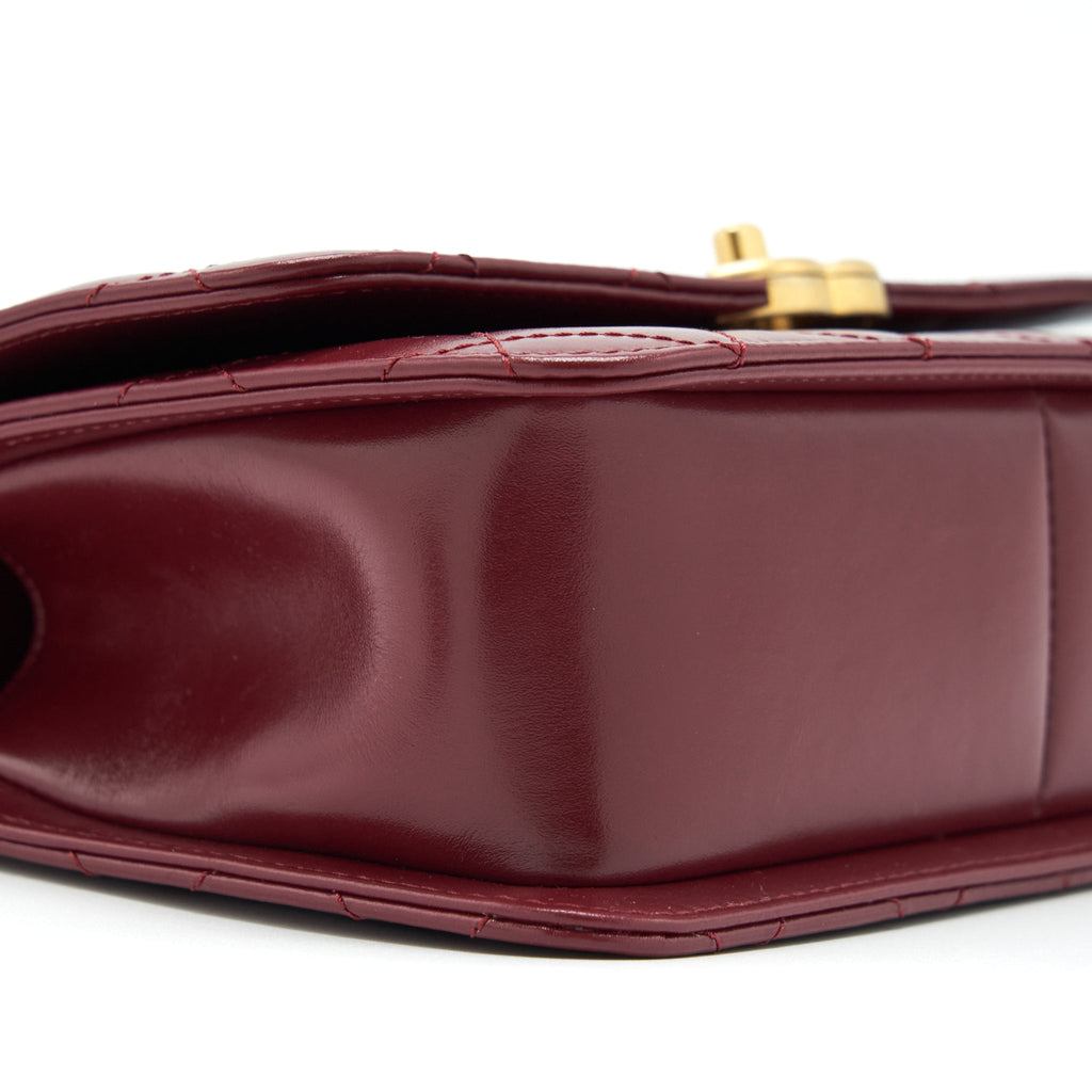 CHANEL 21A MEDIUM GOLD CRUSH FLAP BAG CALFSKIN NC635 BURGUNDY GHW (MICROCHIP)