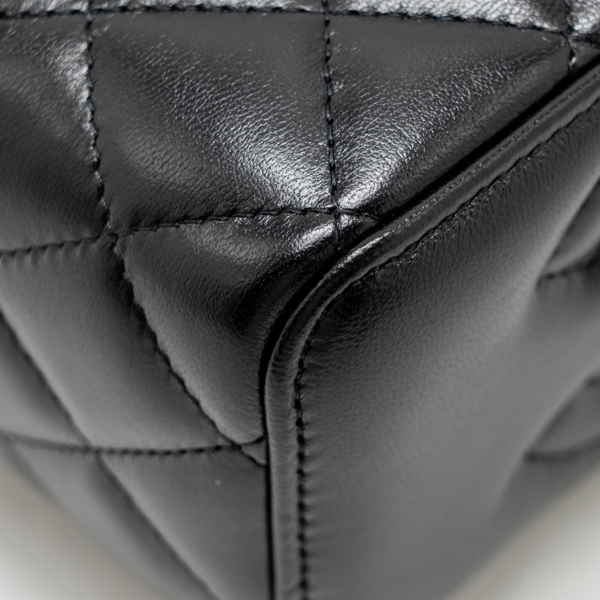 CHANEL 24A LONG VANITY CASE WITH CC LOGO ADJUSTABLE CHAIN LAMBSKIN BLACK GHW(MICROCHIP)