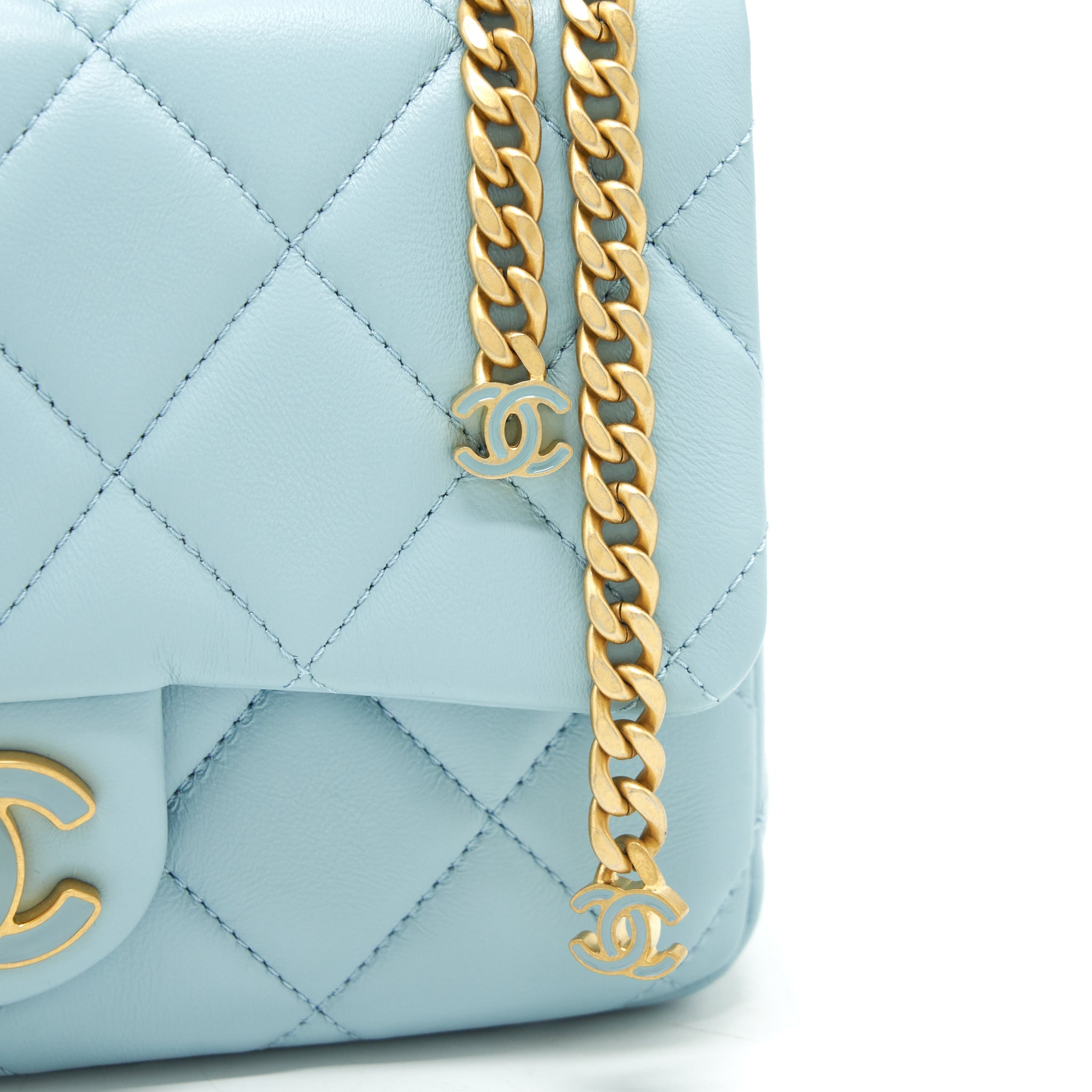 CHANEL 22P ENEMAL SMALL FLAP BAG LAMBSKIN LIGHT BLUE GOLD/BLUE HARDWARE
