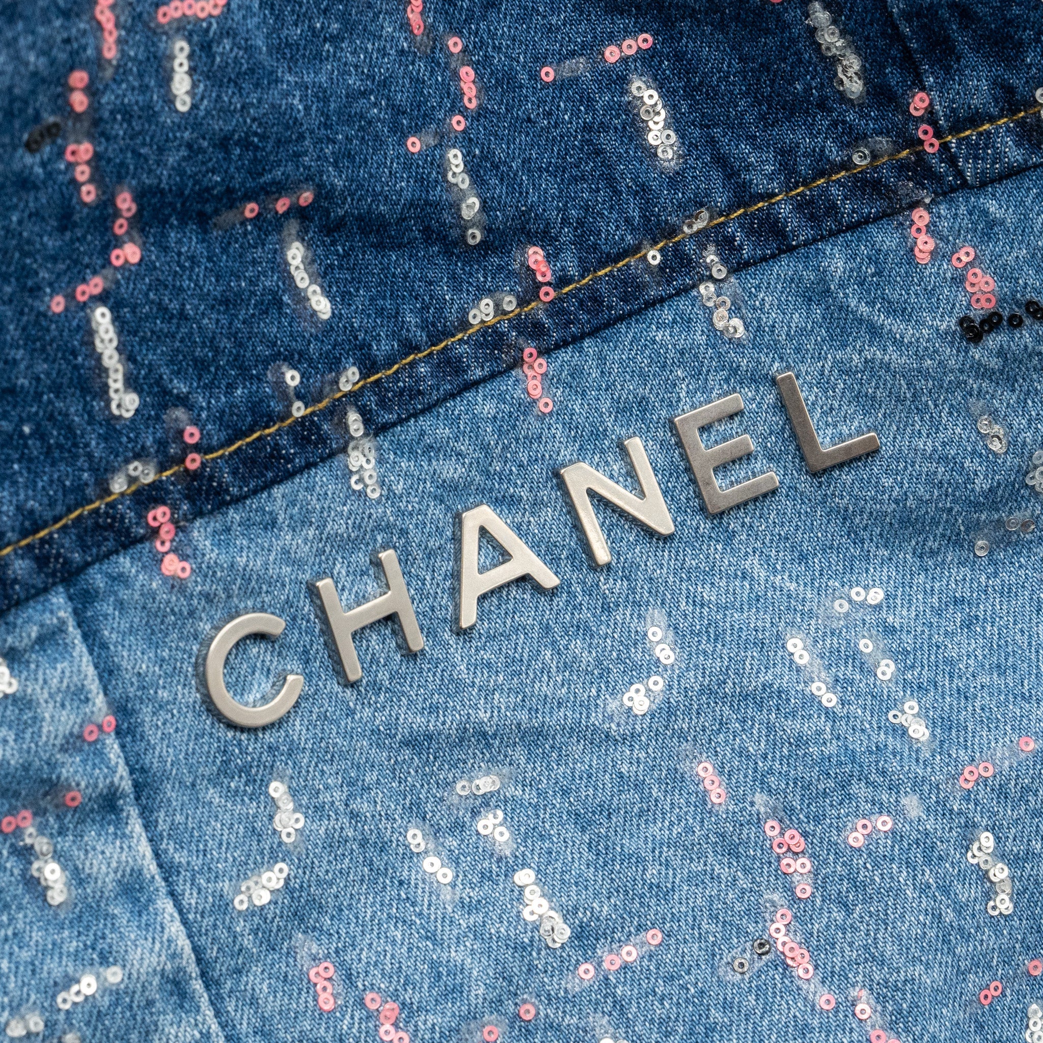 CHANEL MEDIUM 22 BAG LIMITED EDITION DENIM BLUE/MULTICOLOUR SHW (MICROCHIP)