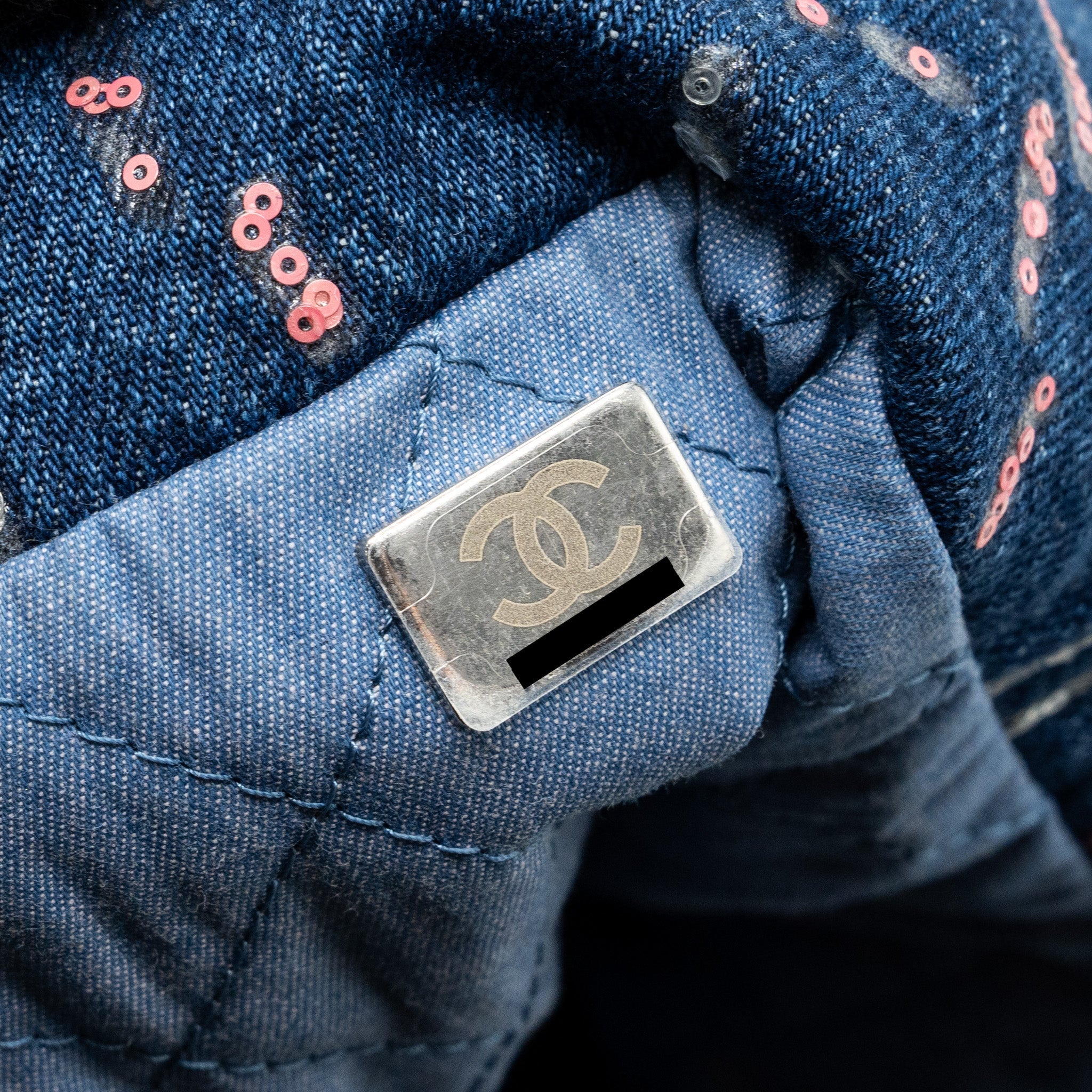 CHANEL MEDIUM 22 BAG LIMITED EDITION DENIM BLUE/MULTICOLOUR SHW (MICROCHIP)