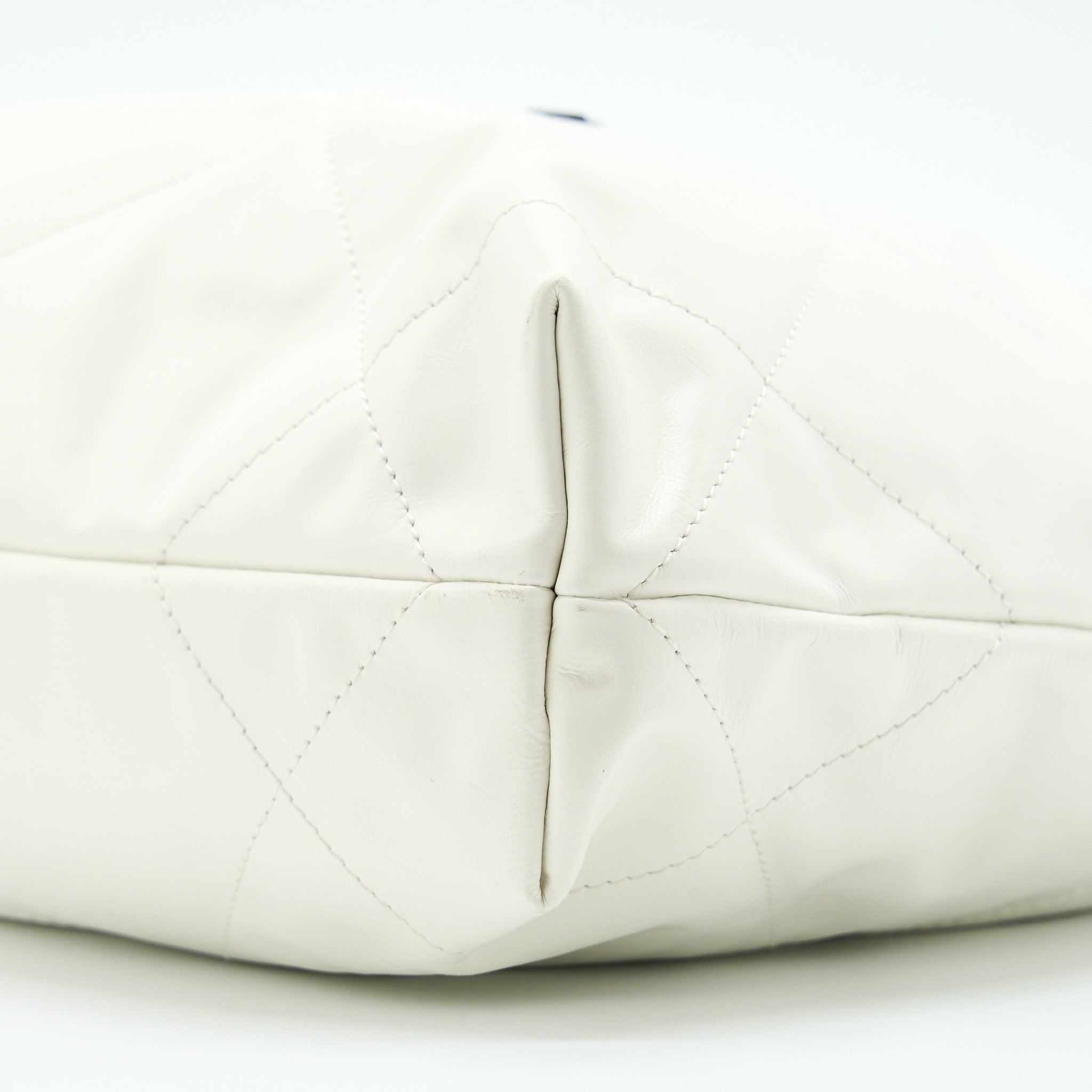 CHANEL SMALL 22 BAG SHINY CALFSKIN WHITE GHW (MICROCHIP)