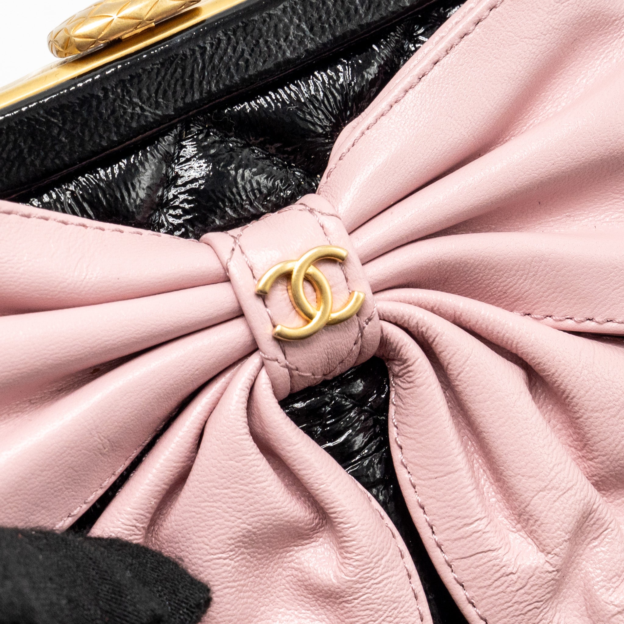 CHANEL 24A BOW KNOT CLUTCH WITH CHAIN PATENT CRUMPLED LAMBSKIN / SHINY LAMBSKIN BLACK / PINK GHW (MICROCHIP)