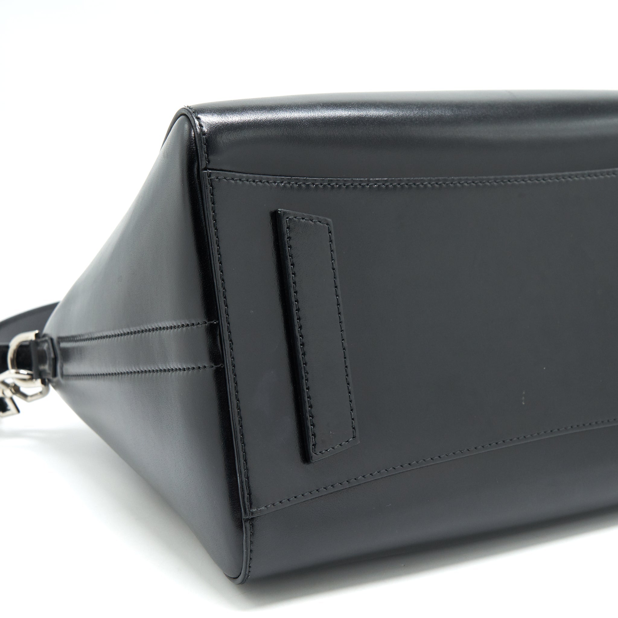 GIVENCHY MEDIUM ANTIGONA IN BLACK
