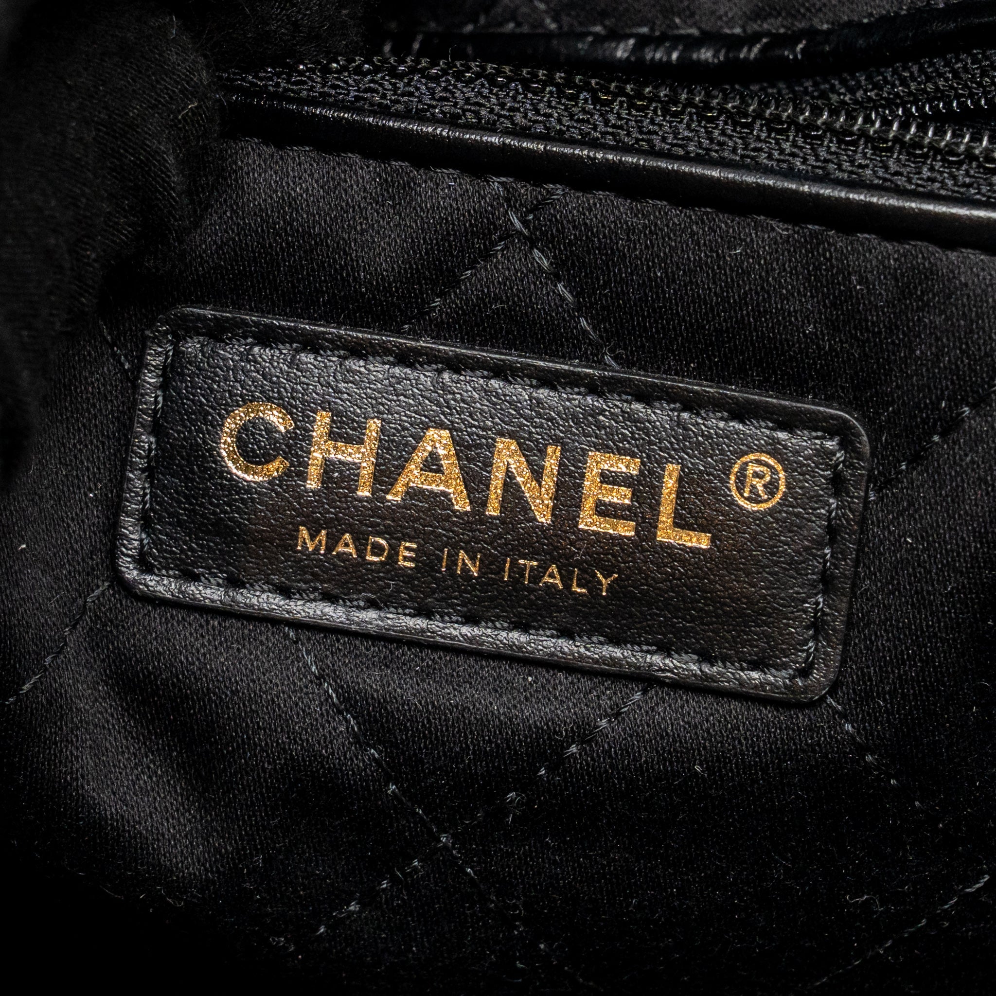 CHANEL MEDIUM 22 BAG CALFSKIN BLACK GHW (MICROCHIP)