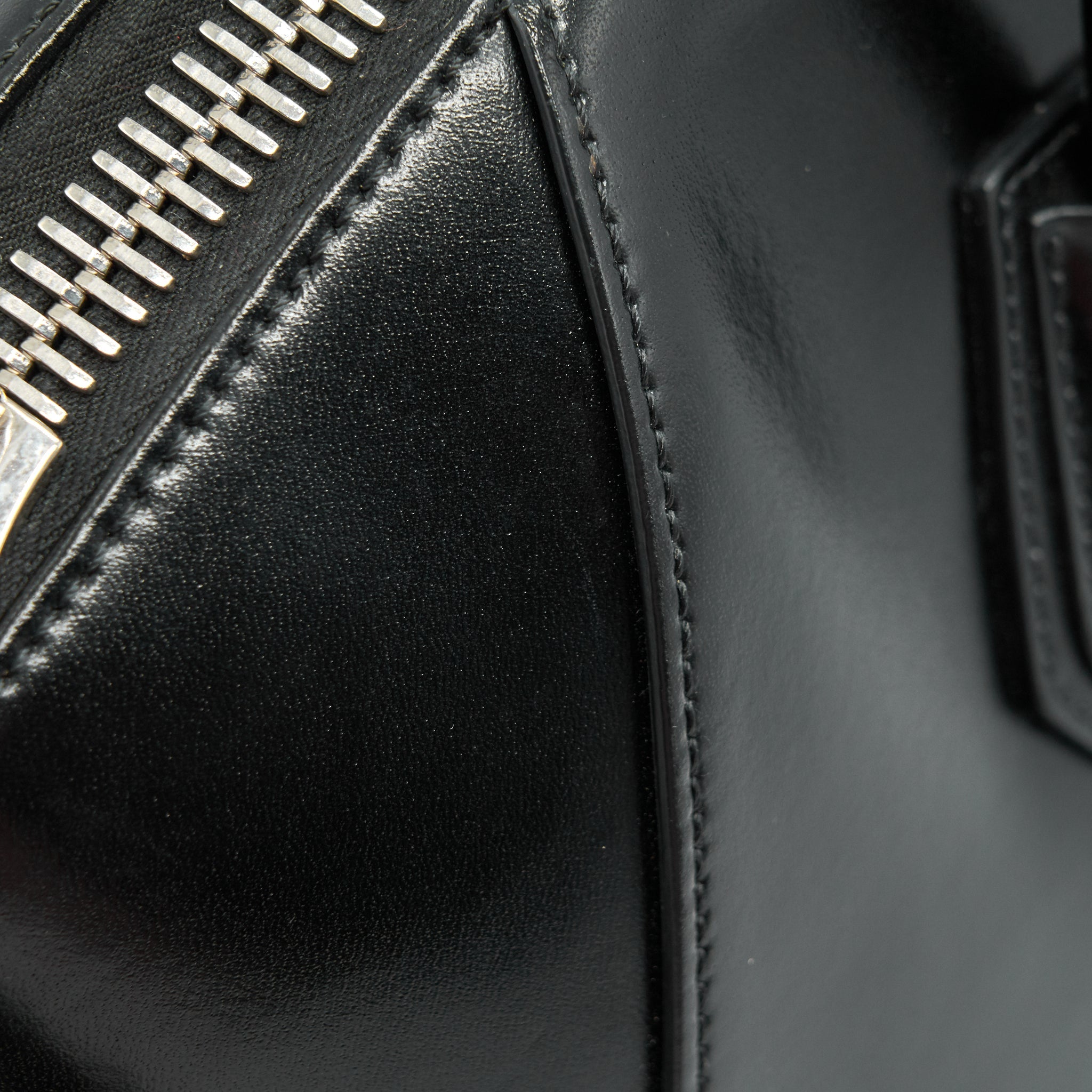 GIVENCHY MEDIUM ANTIGONA IN BLACK