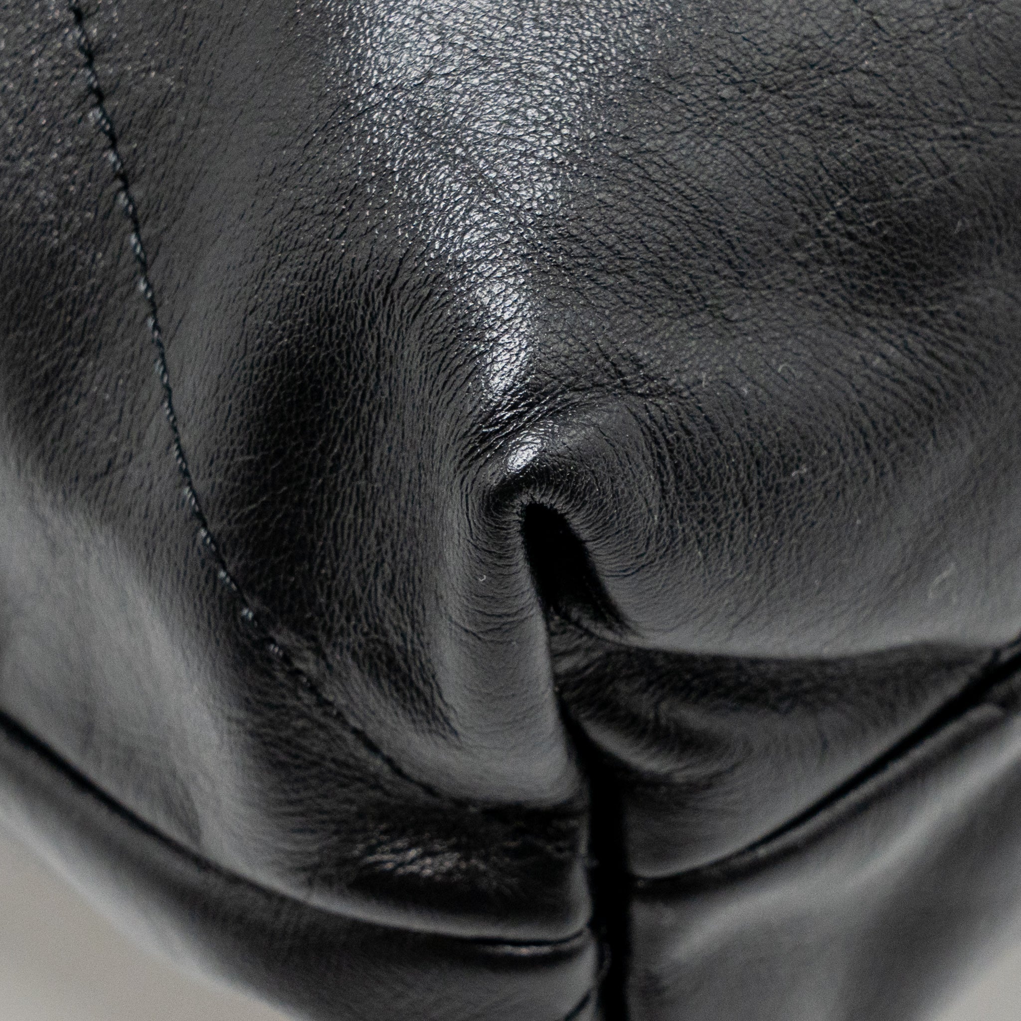 CHANEL MEDIUM 22 BAG CALFSKIN BLACK GHW (MICROCHIP)