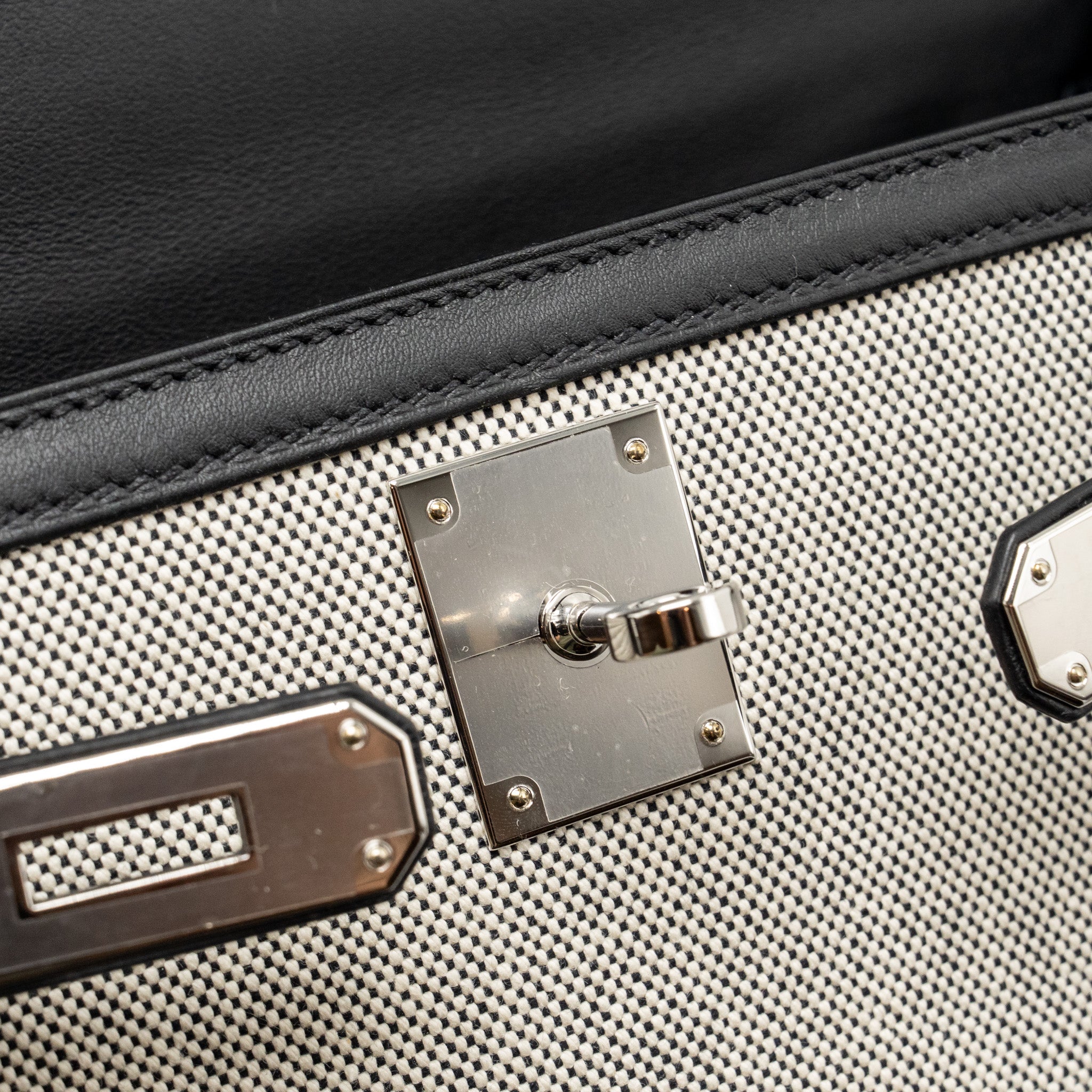 HERMES KELLY 28 SELLIER TOILE H / SWIFT ECRU - BLACK / BLACK SHW