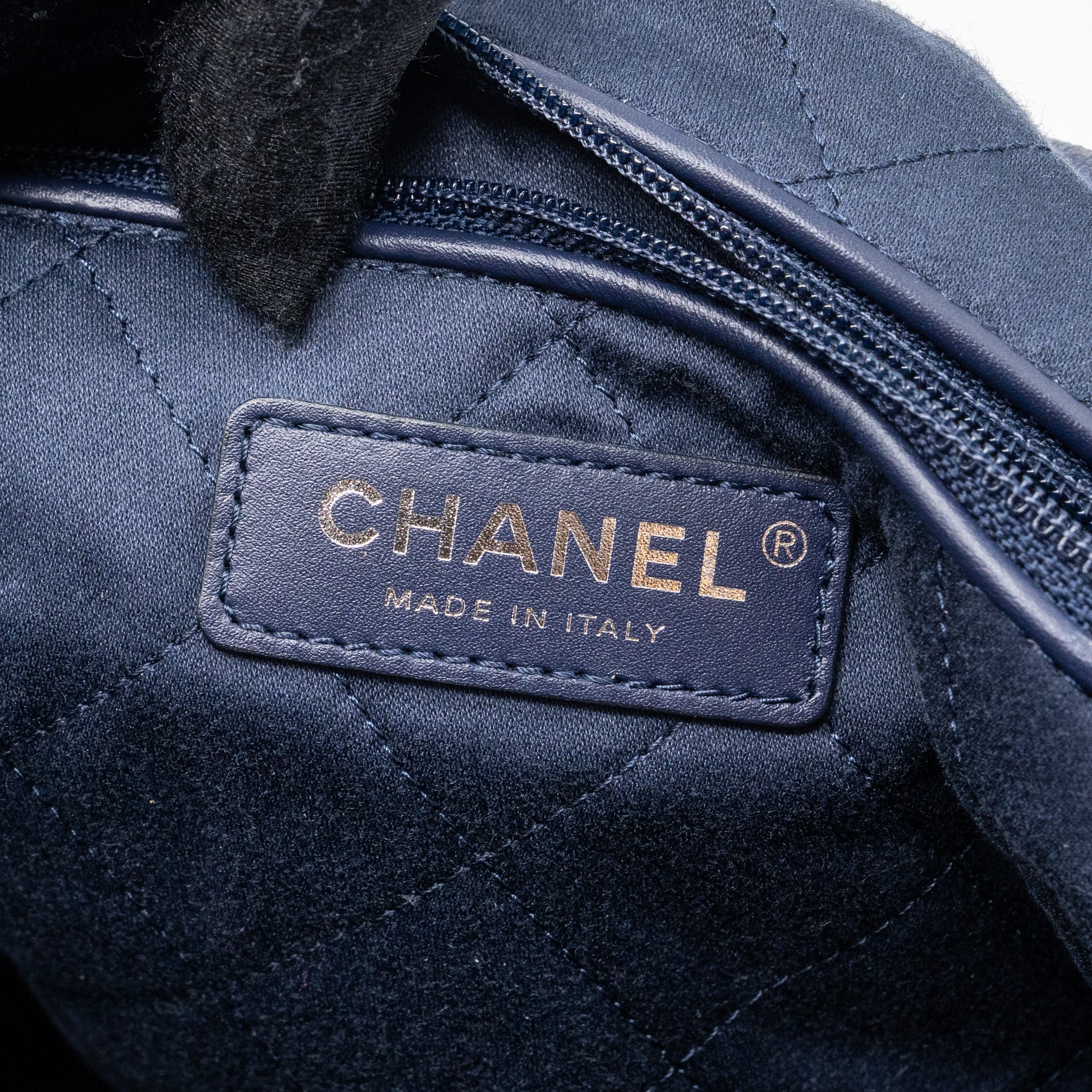 CHANEL SMALL 22 BAG SHINY CALFSKIN IRIDESCENT BLACK WITH BLACK HARDWARE(MICROCHIP)