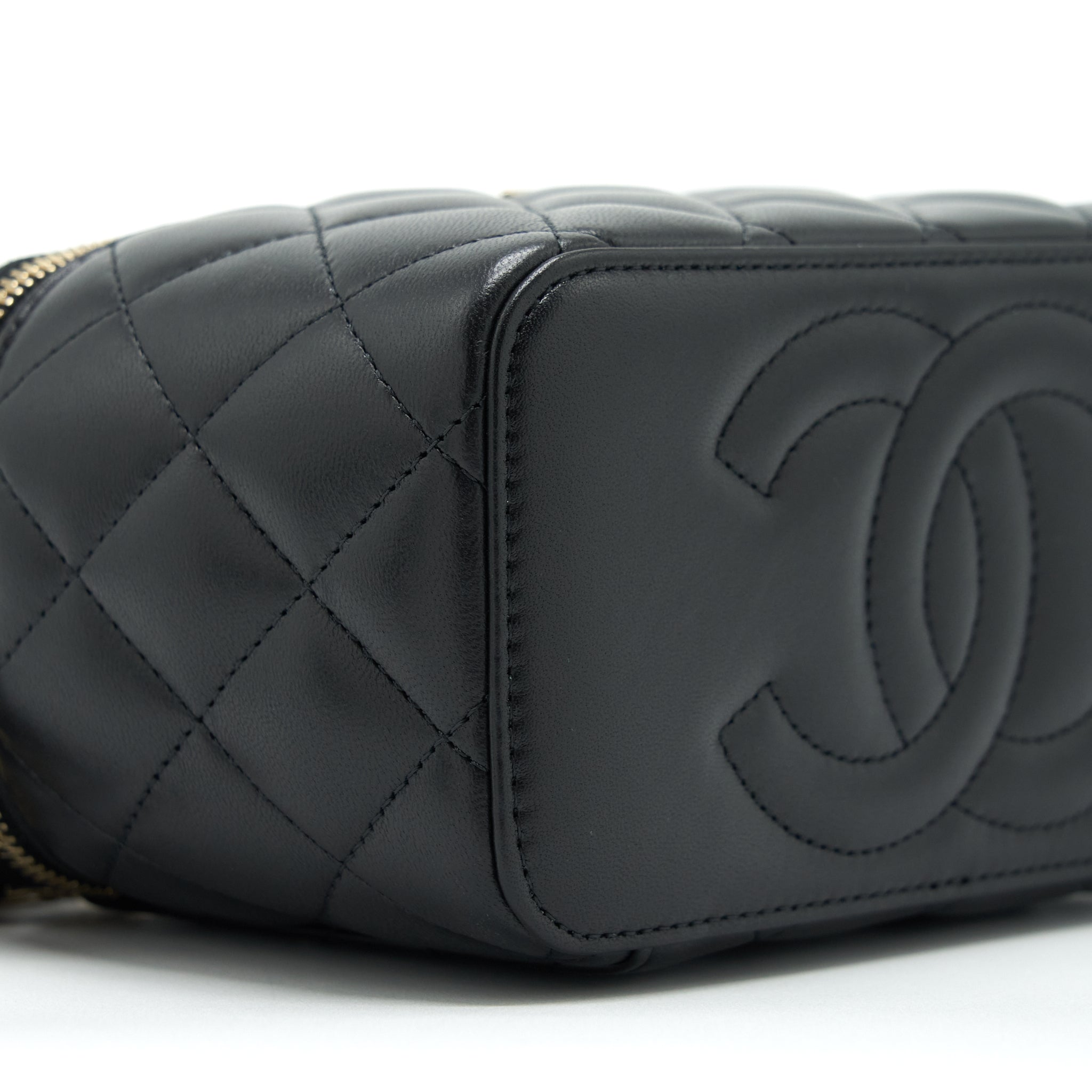 CHANEL 22A MINI TOP HANDLE LONG VANITY WITH CHAIN LAMBSKIN BLACK LGHW (MICROCHIP)