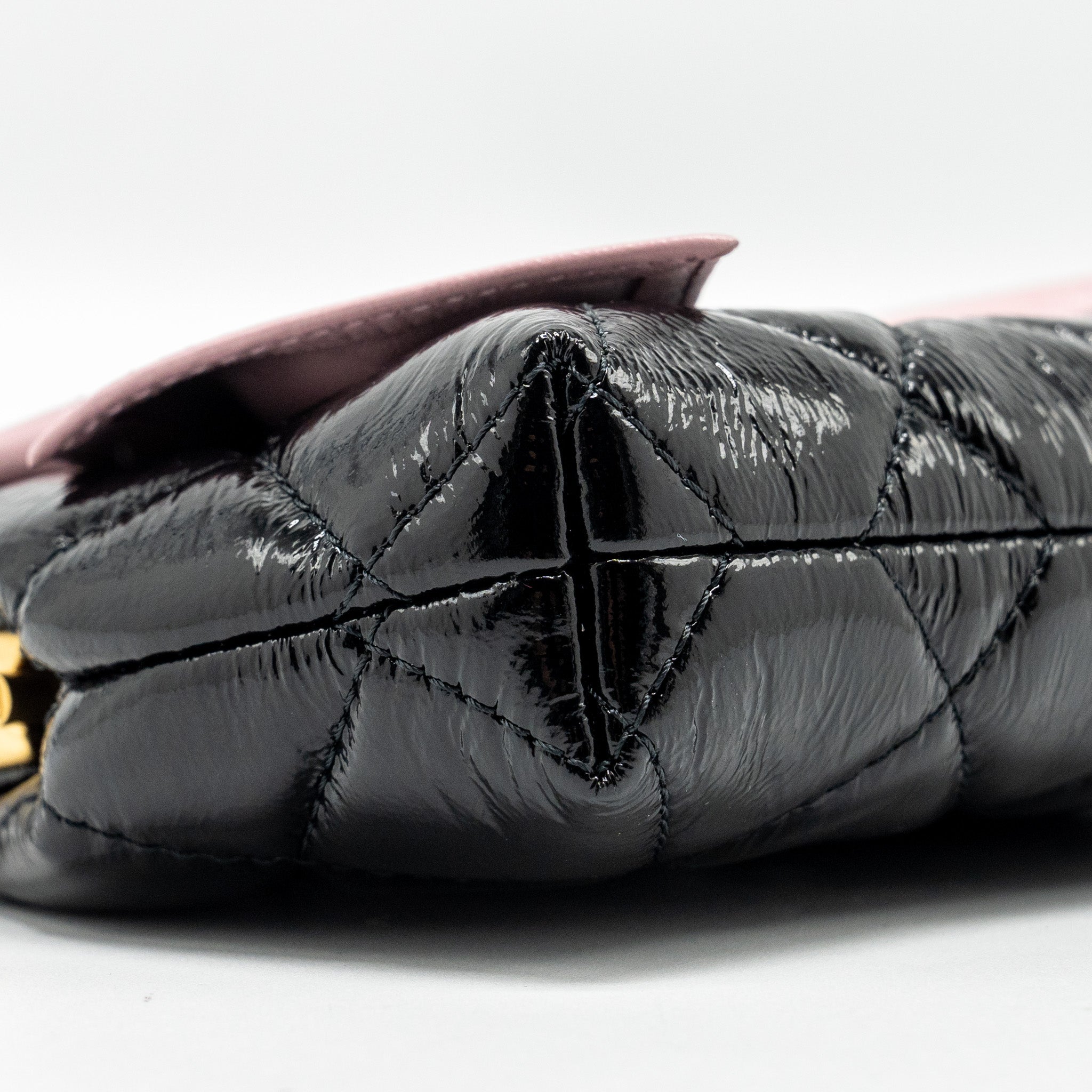 CHANEL 24A BOWKNOT CLUTCH WITH CHAIN PATENT CRUMPLED LAMBSKIN/SHINY LAMBSKIN BLACK/PINK GHW (MICROCHIP)