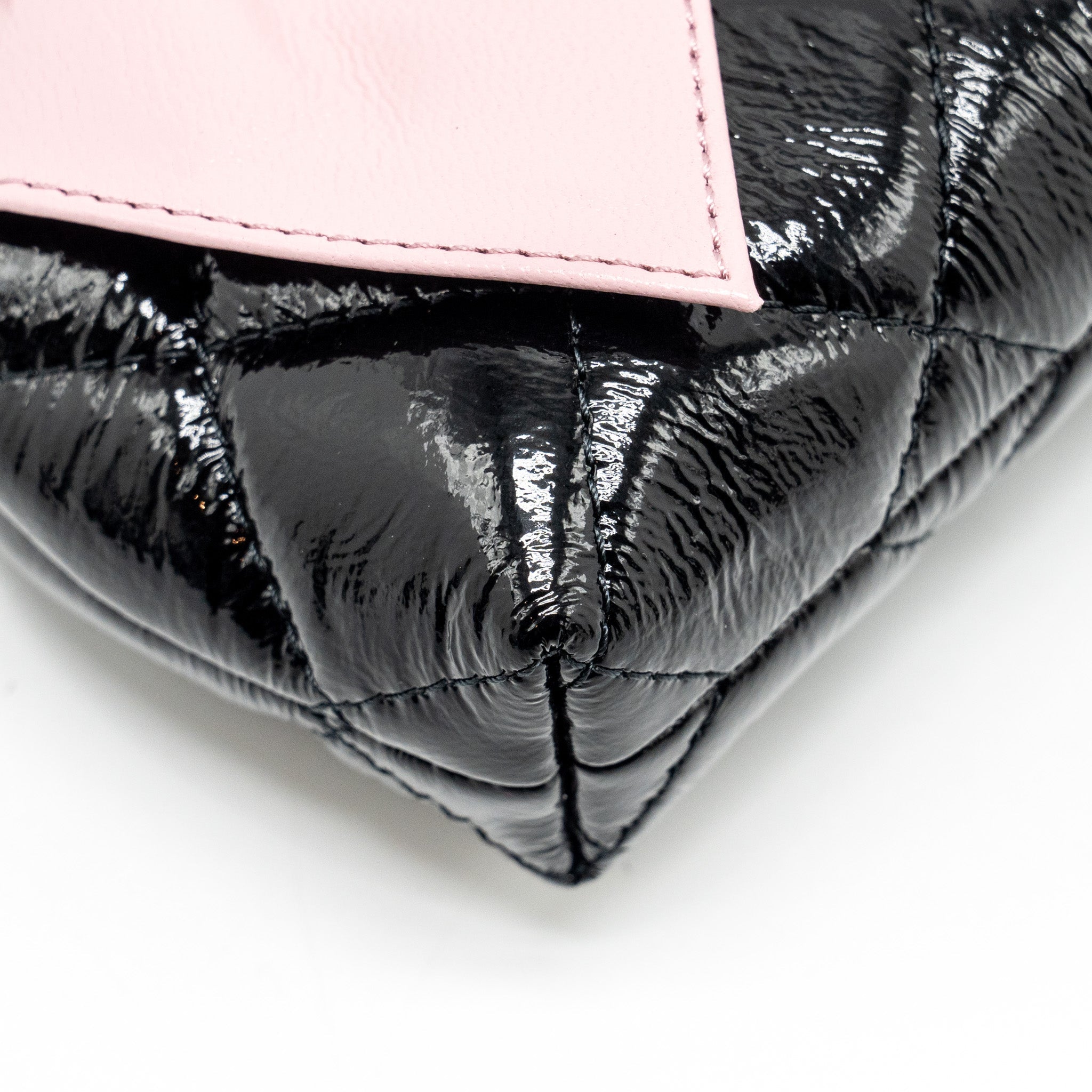 CHANEL 24A BOWKNOT CLUTCH WITH CHAIN PATENT CRUMPLED LAMBSKIN/SHINY LAMBSKIN BLACK/PINK GHW (MICROCHIP)
