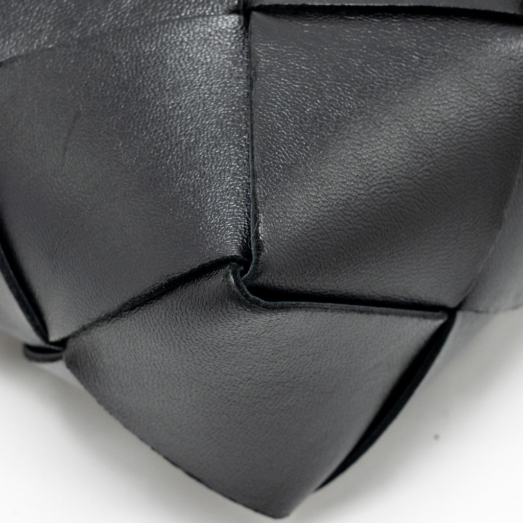 BOTTEGA VENETA CASSETTE CAMERA BAG SMOOTH INTRECCIO LEATHER BLACK GHW