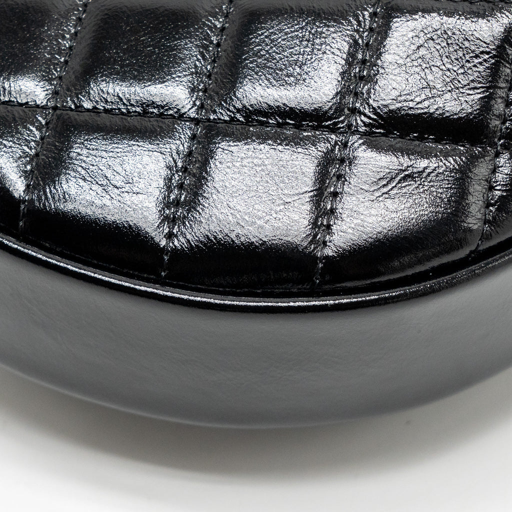 CHANEL 21A ROUND CLUTCH WITH DETAIL CHAIN CALFSKIN BLACK GHW(MICROCHIP)