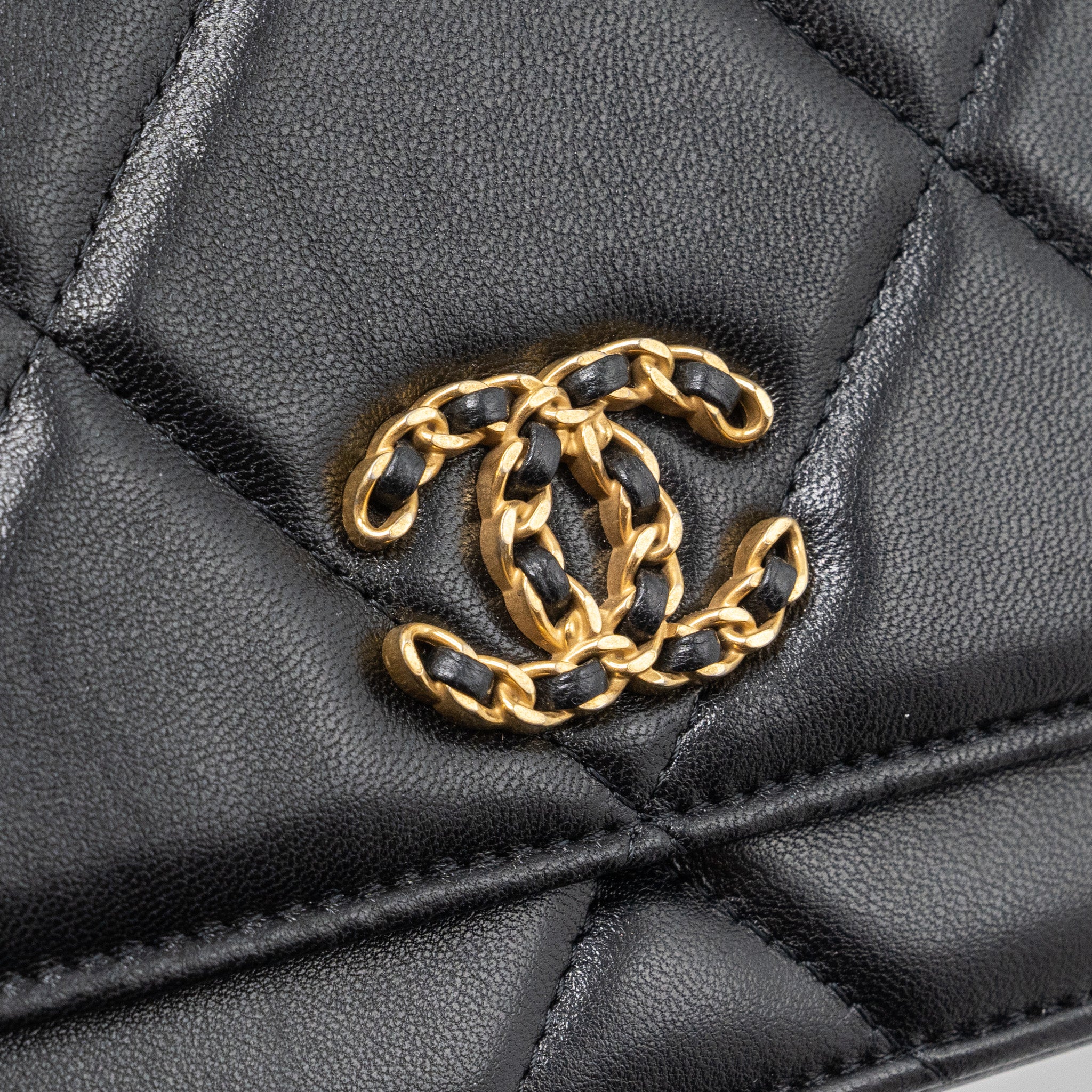 CHANEL 19 WALLET ON CHAIN LAMBSKIN BLACK MULTICOLOUR HARDWARE (MICROCHIP)