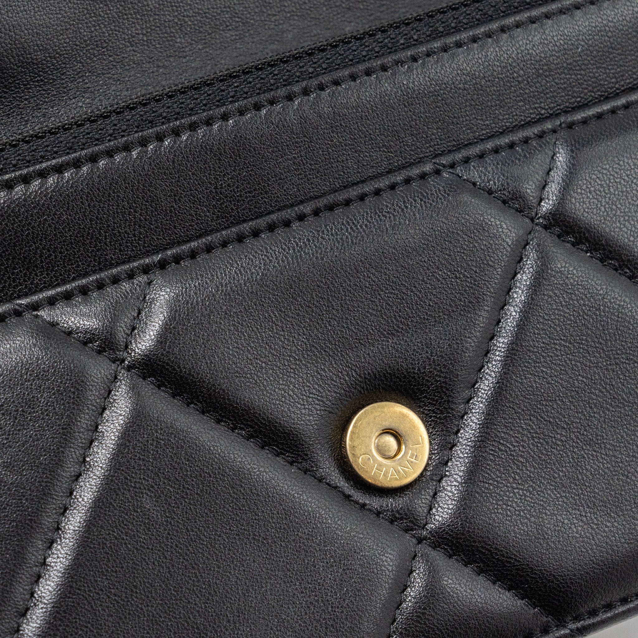 CHANEL 19 WALLET ON CHAIN LAMBSKIN BLACK MULTICOLOUR HARDWARE (MICROCHIP)