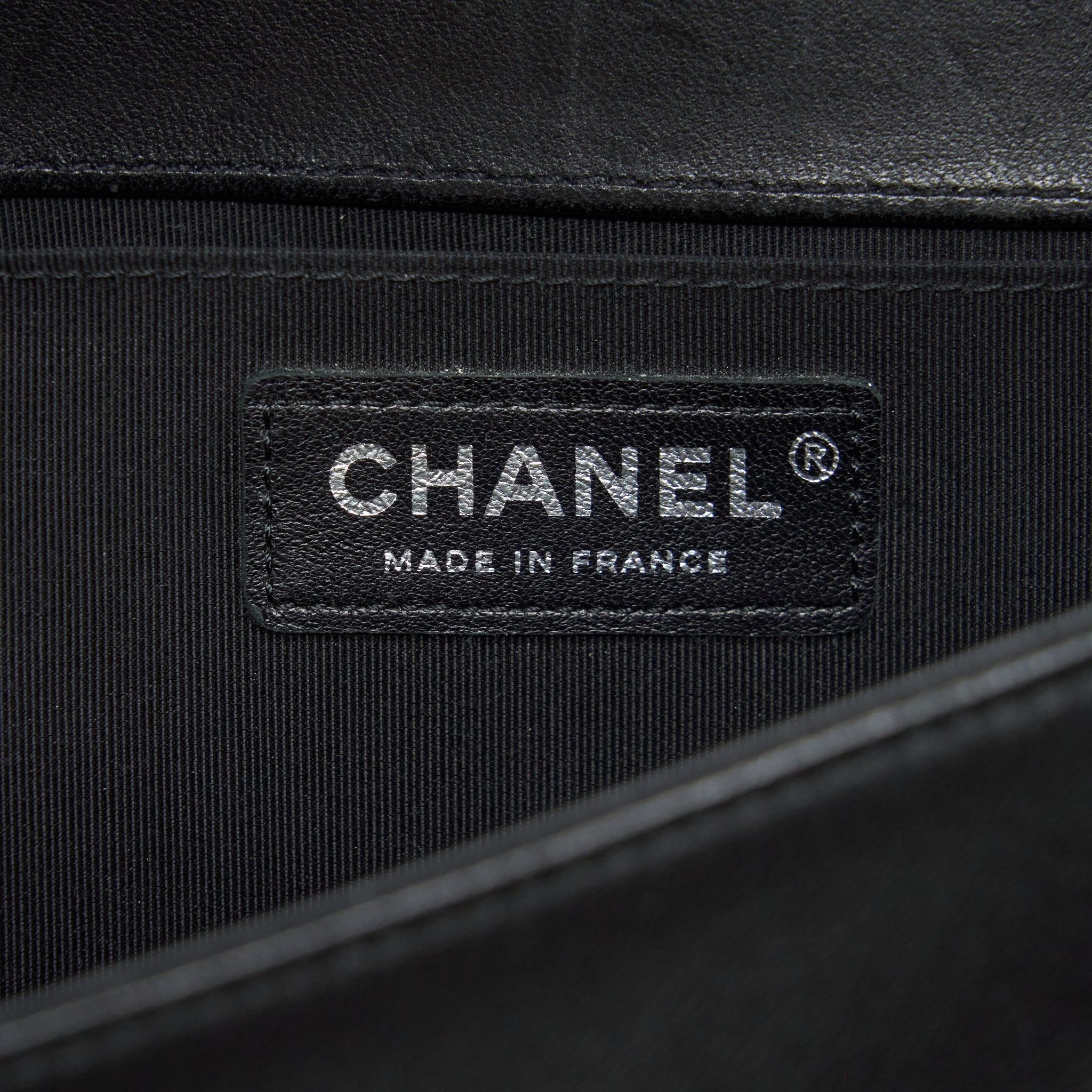 CHANEL MEDIUM BOY CHEVRON LAMBSKIN BLACK/SILVER SHW