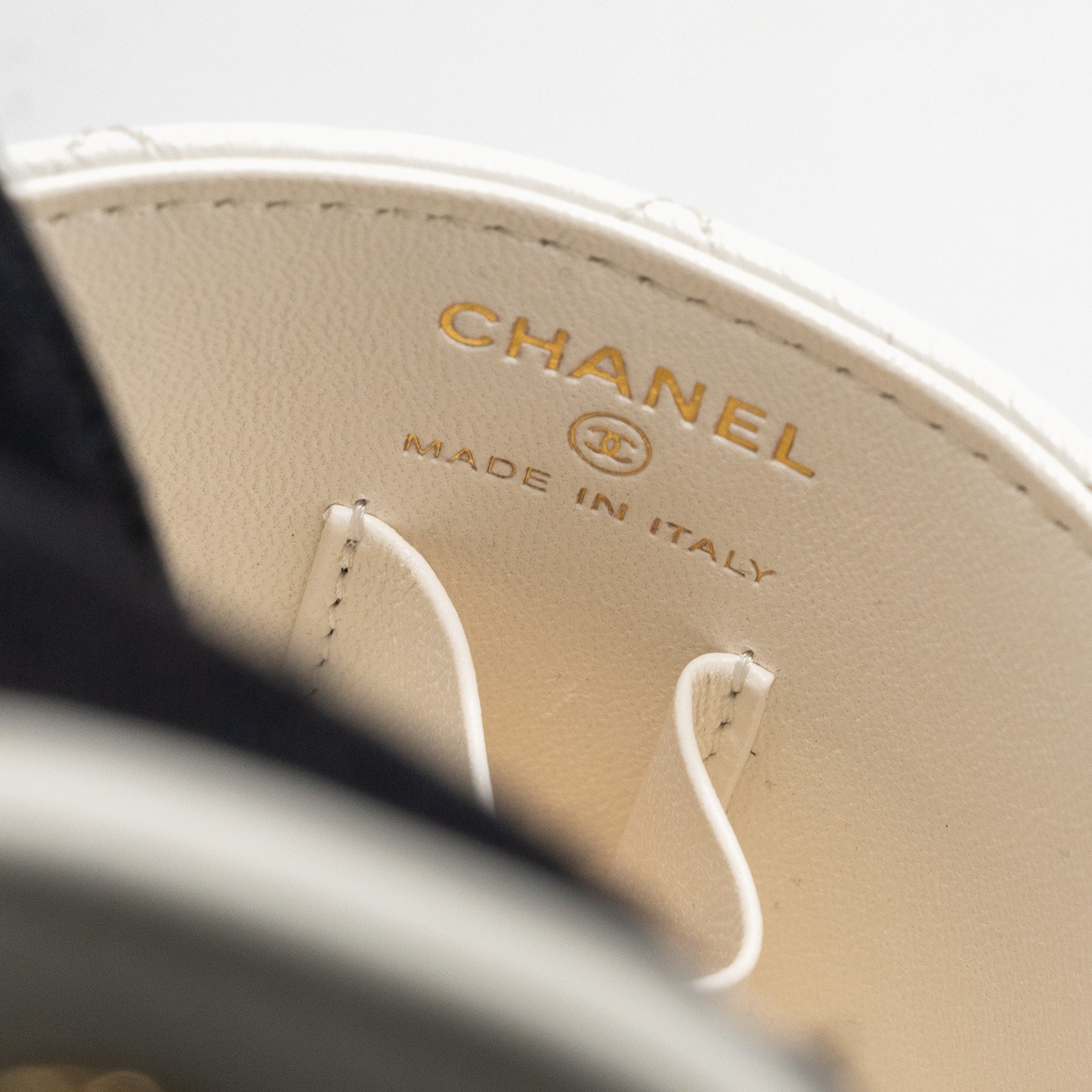 CHANEL TOP HANDLE ROUND VANITY WITH CHAIN LAMBSKIN WHITE GHW (MICROCHIP)