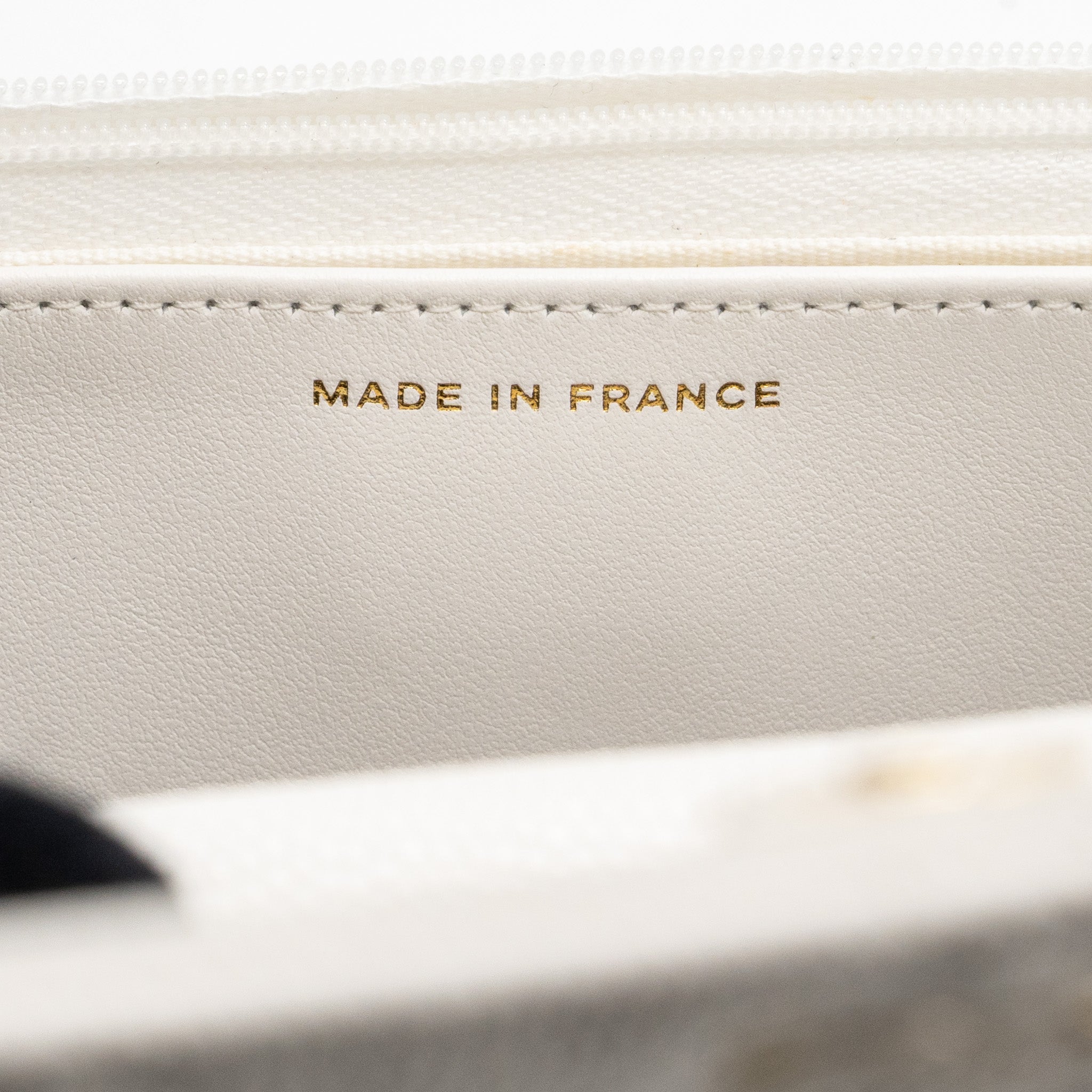 CHANEL CLASSIC WALLET ON CHAIN CAVIAR WHITE LGHW (MICROCHIP)