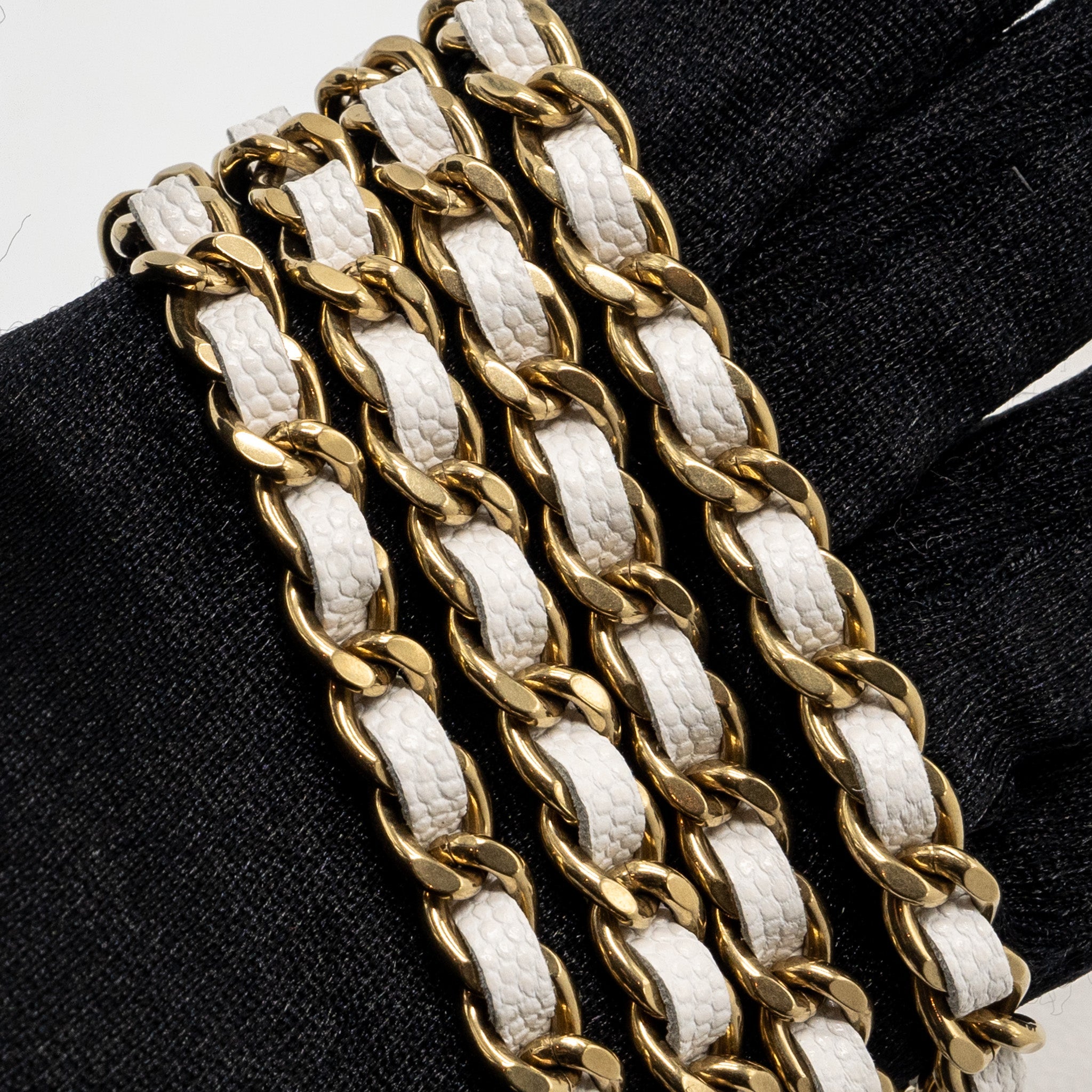 CHANEL CLASSIC WALLET ON CHAIN CAVIAR WHITE LGHW (MICROCHIP)