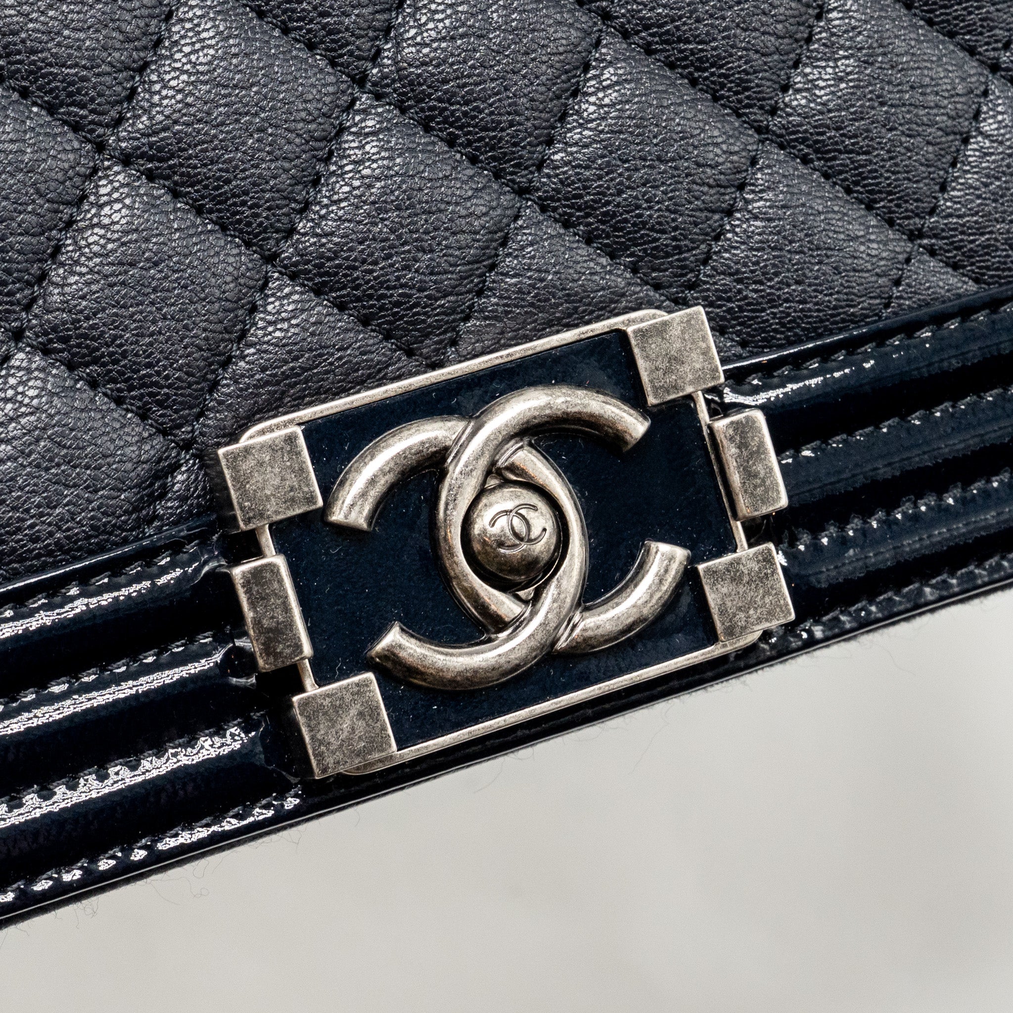 CHANEL MEDIUM BOY BAG GRAINED CALFSKIN NAVY RUTHENIUM HARDWARE