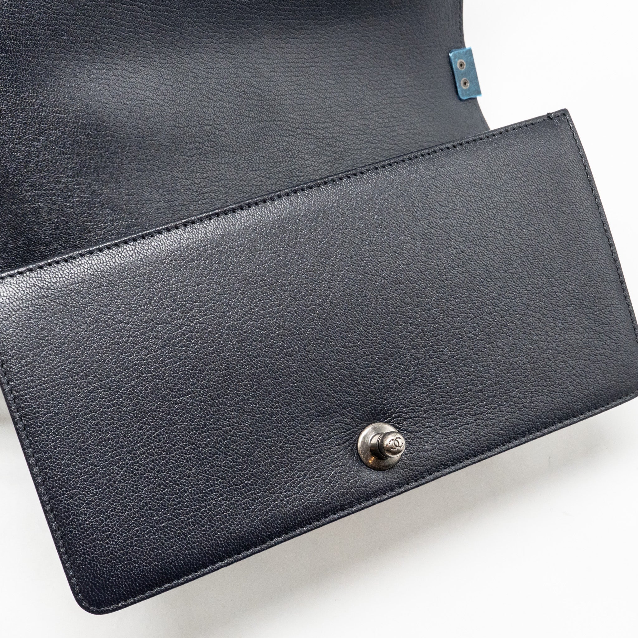 CHANEL MEDIUM BOY BAG GRAINED CALFSKIN NAVY RUTHENIUM HARDWARE