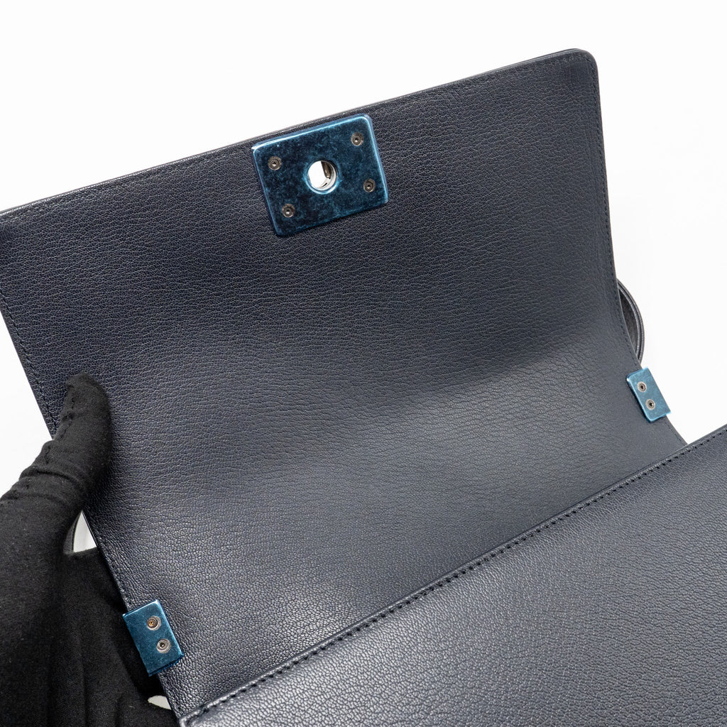 CHANEL MEDIUM BOY BAG GRAINED CALFSKIN NAVY RUTHENIUM HARDWARE