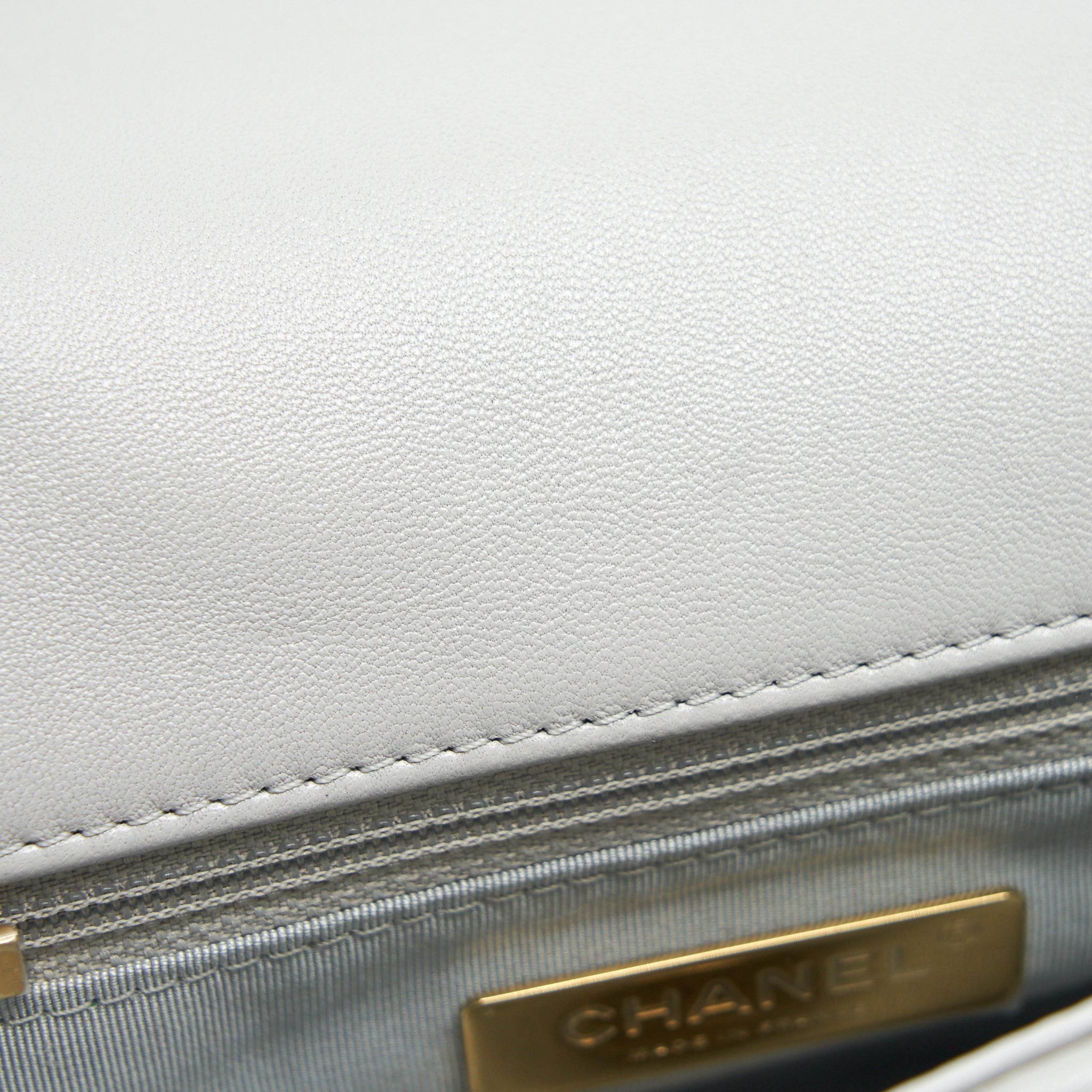 CHANEL SMALL 19 BAG LAMBSKIN LIGHT GREY WITH MULTICOLOUR HARDWARE (MICROCHIP)