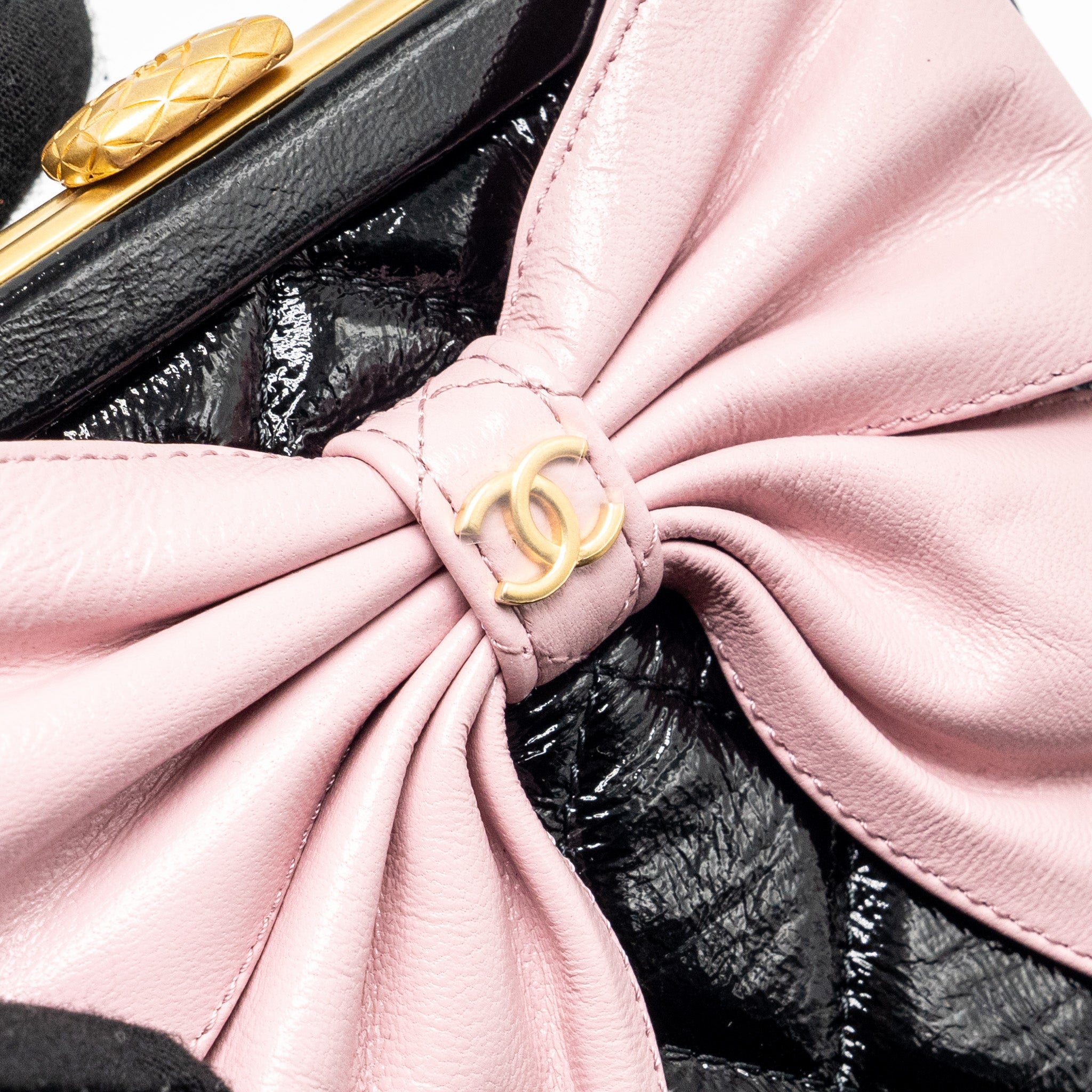 CHANEL 24A BOWKNOT CLUTCH WITH CHAIN PATENT CRUMPLED LAMBSKIN/SHINY LAMBSKIN BLACK/PINK GHW (MICROCHIP)