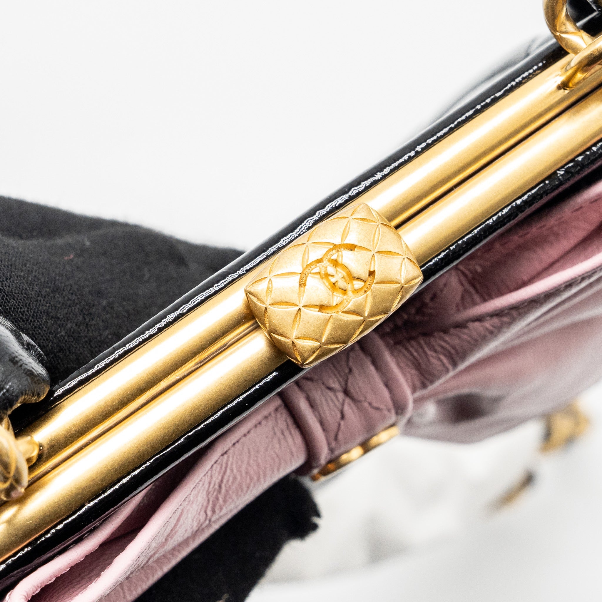 CHANEL 24A BOWKNOT CLUTCH WITH CHAIN PATENT CRUMPLED LAMBSKIN/SHINY LAMBSKIN BLACK/PINK GHW (MICROCHIP)