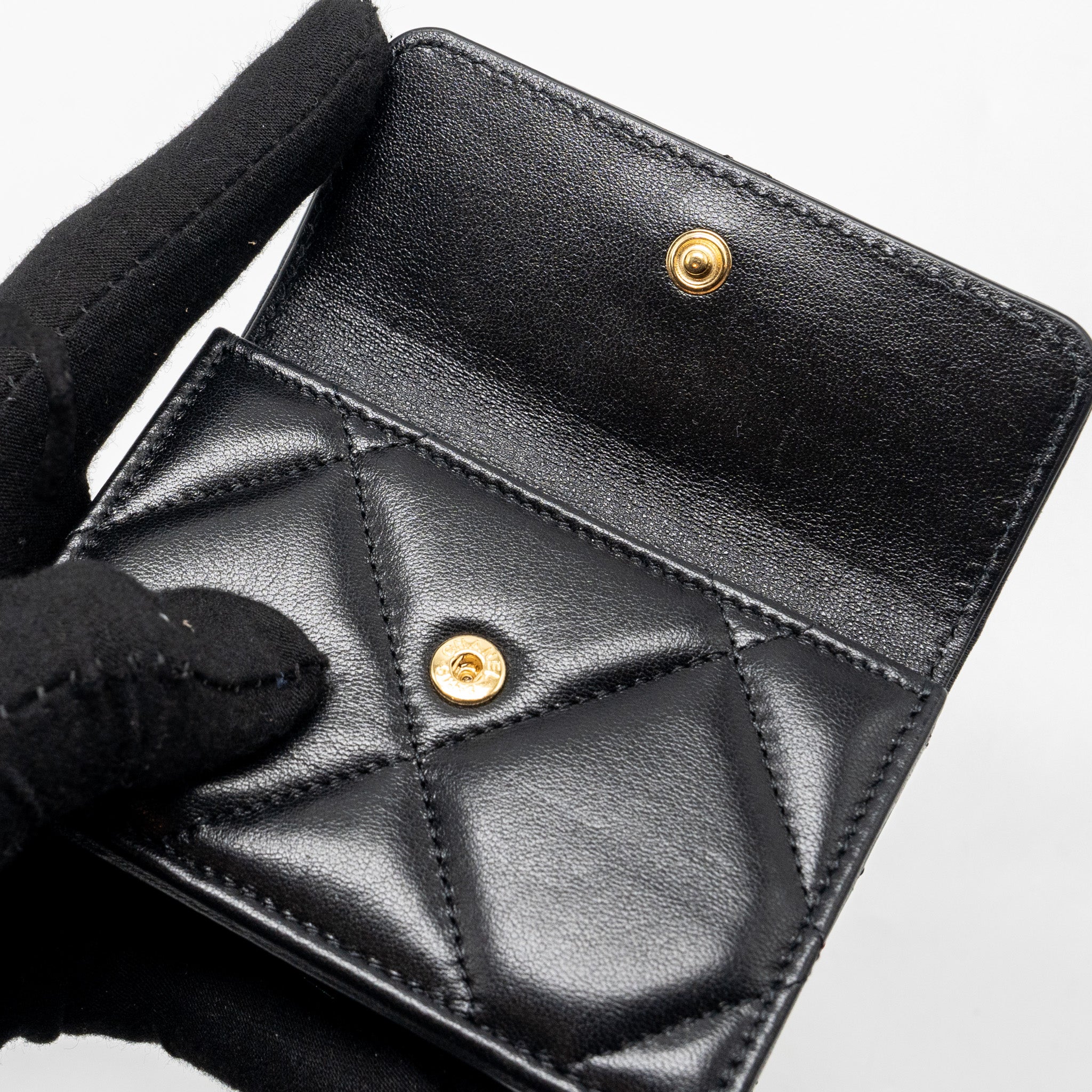 CHANEL 19 COMPACT WALLET LAMBSKIN BLACK GHW (MICROCHIP)