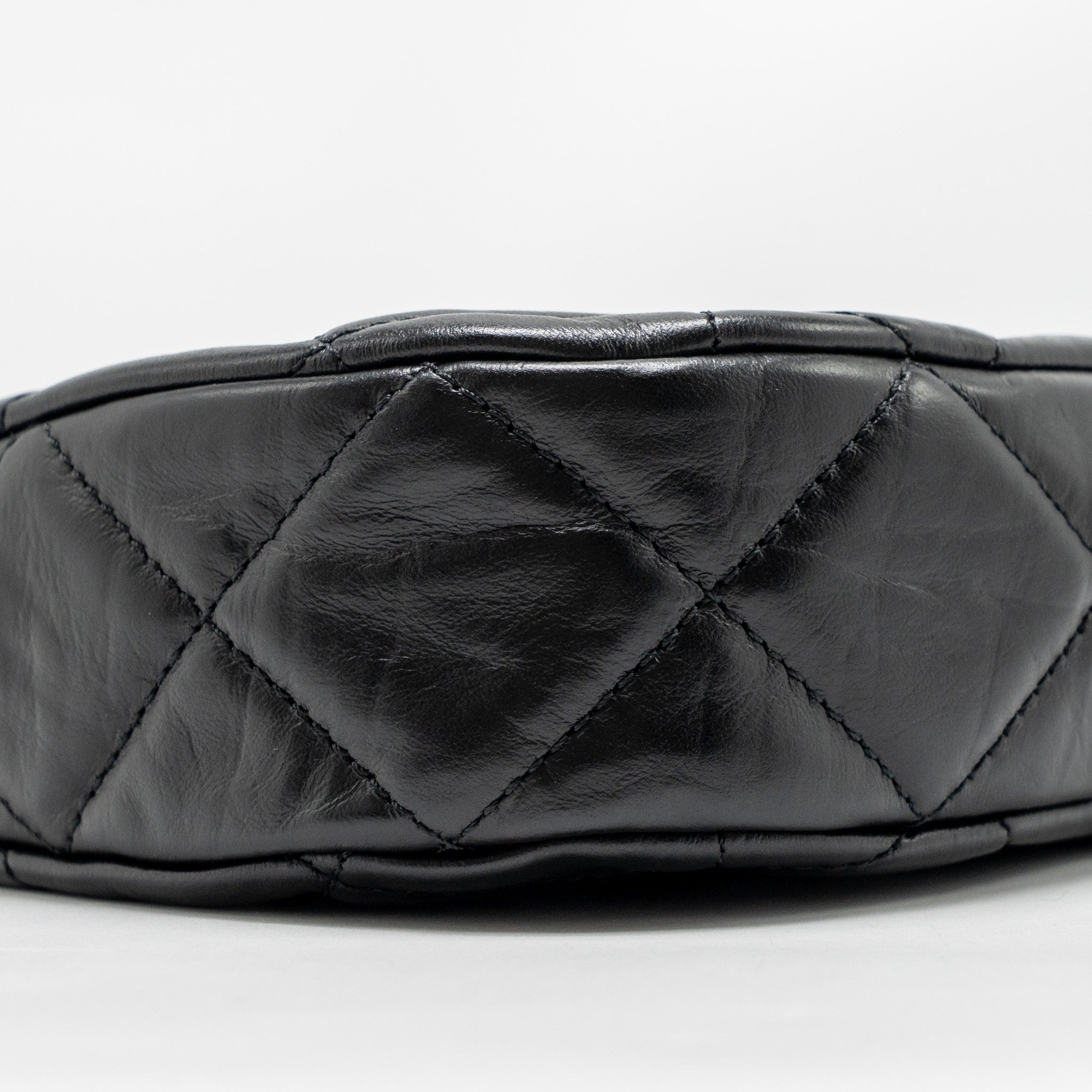CHANEL 23K 19 HOBO SHOULDER BAG CALFSKIN BLACK GHW (MICROCHIP)