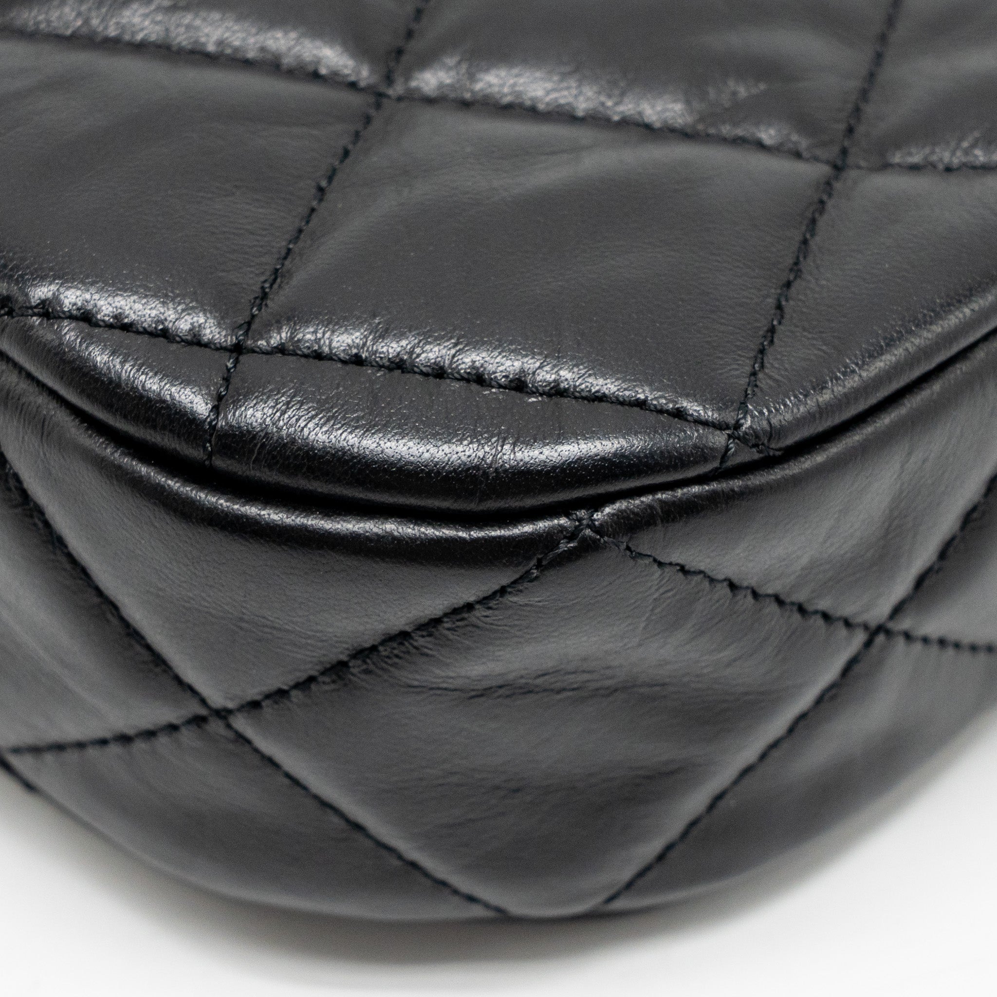 CHANEL 23K 19 HOBO SHOULDER BAG CALFSKIN BLACK GHW (MICROCHIP)