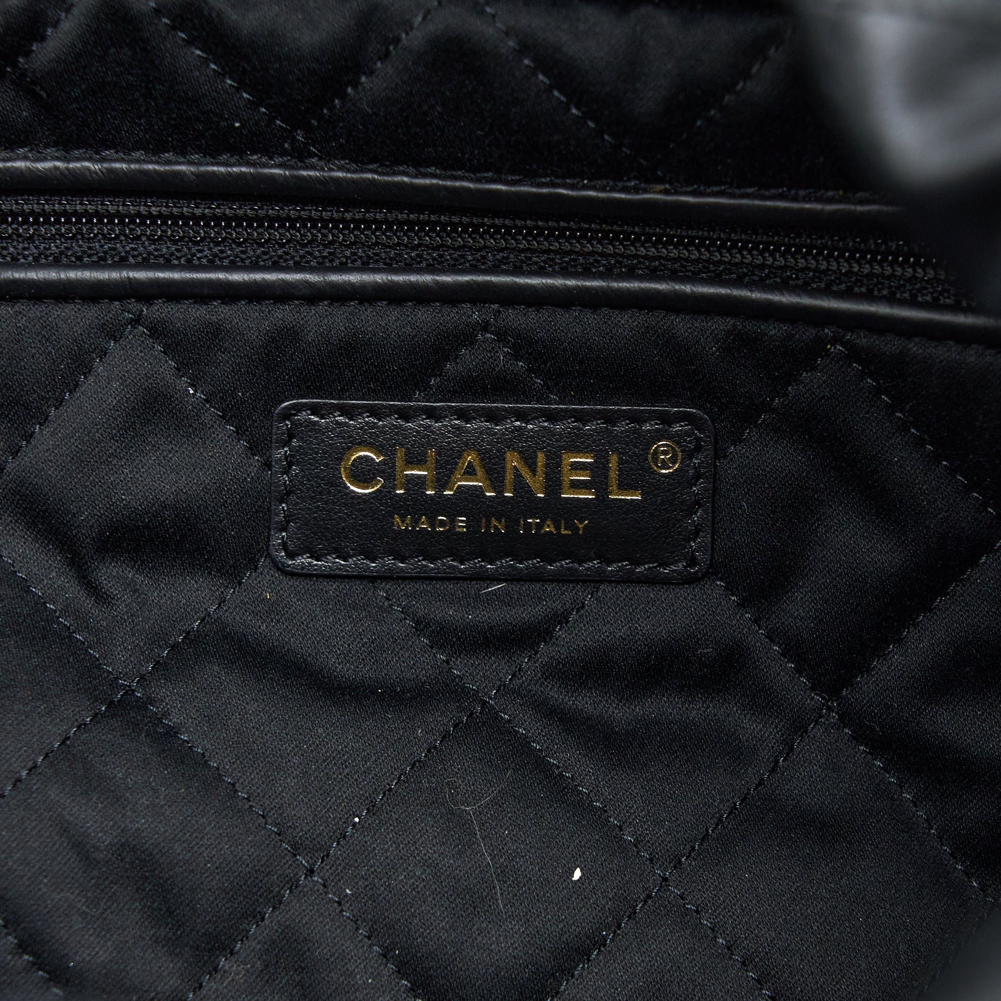 CHANEL MEDIUM 22 BAG WHITE LETTER SHINY CALFSKIN BLACK GHW (MICROCHIP)