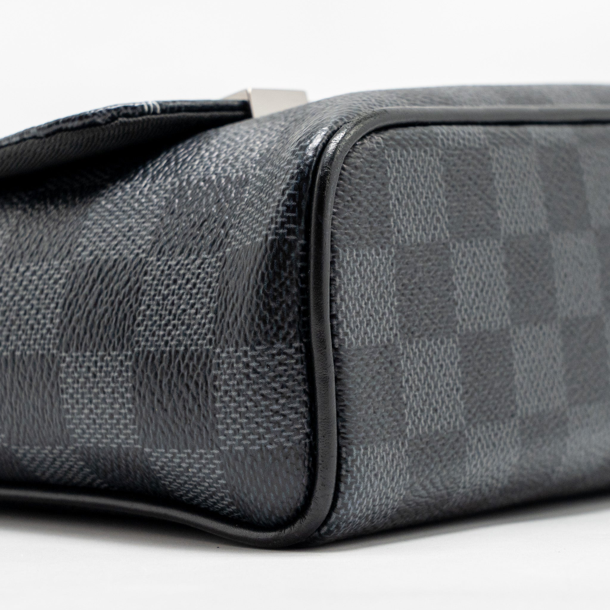 LOUIS VUITTON WORLD MAP DISTRICT MESSENGER BAG DAMIER GRAPHITE CANVAS SHW