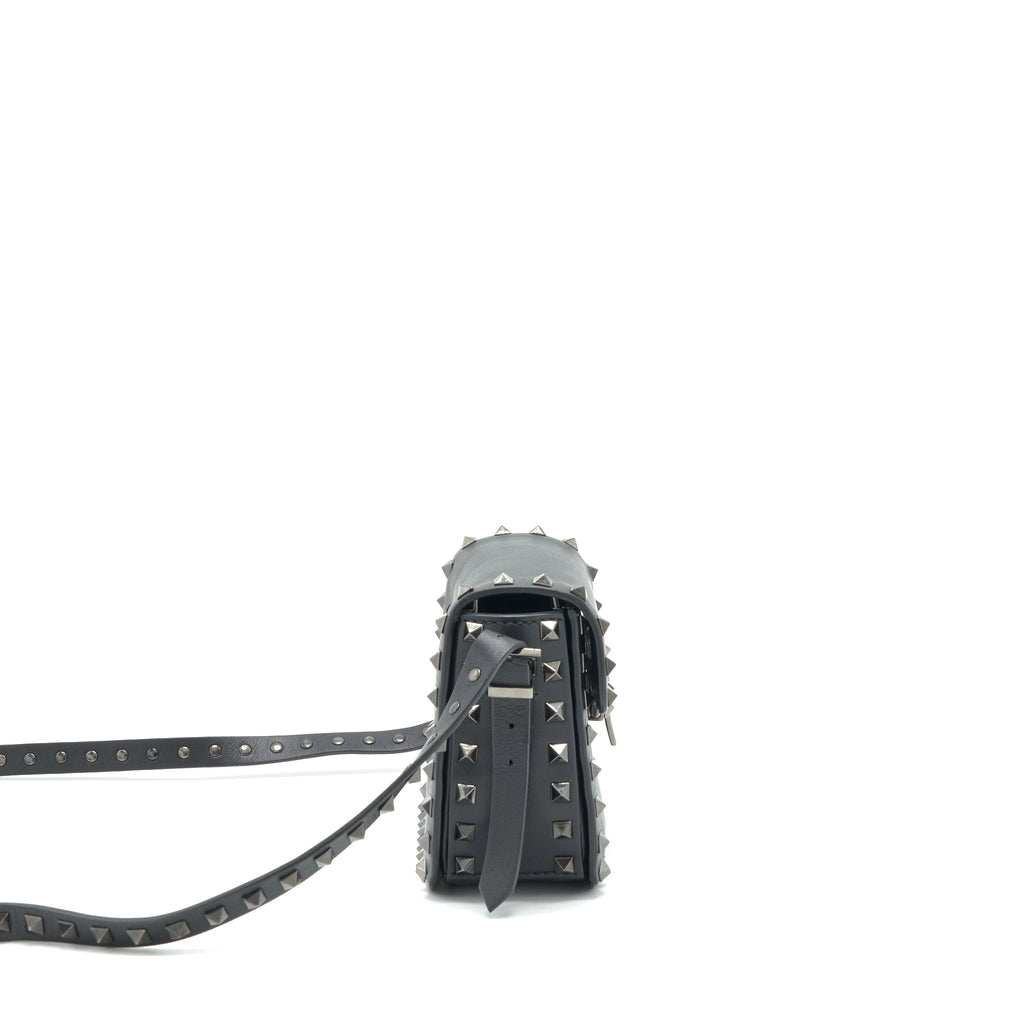 VALENTINO GARAVANI SMALL ROCKSTUD GRAINY CALFSKIN CROSSBODY BAG BLACK SHW