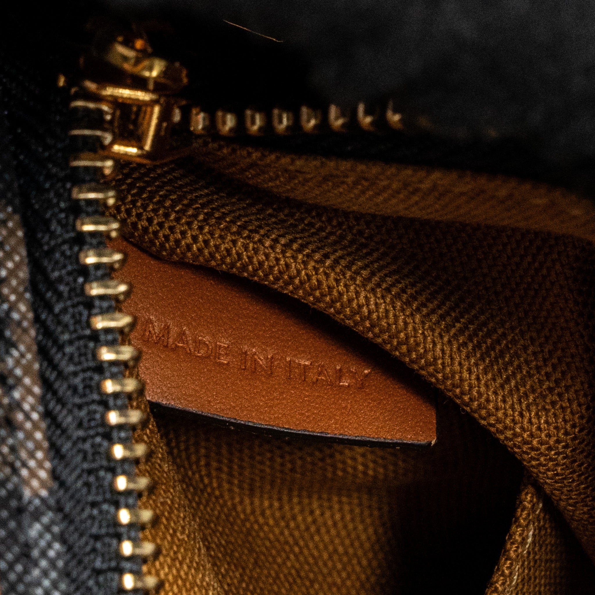 CELINE CABAS VERTICAL IN TRIOMPHE CANVAS AND CALFSKIN TAN GHW