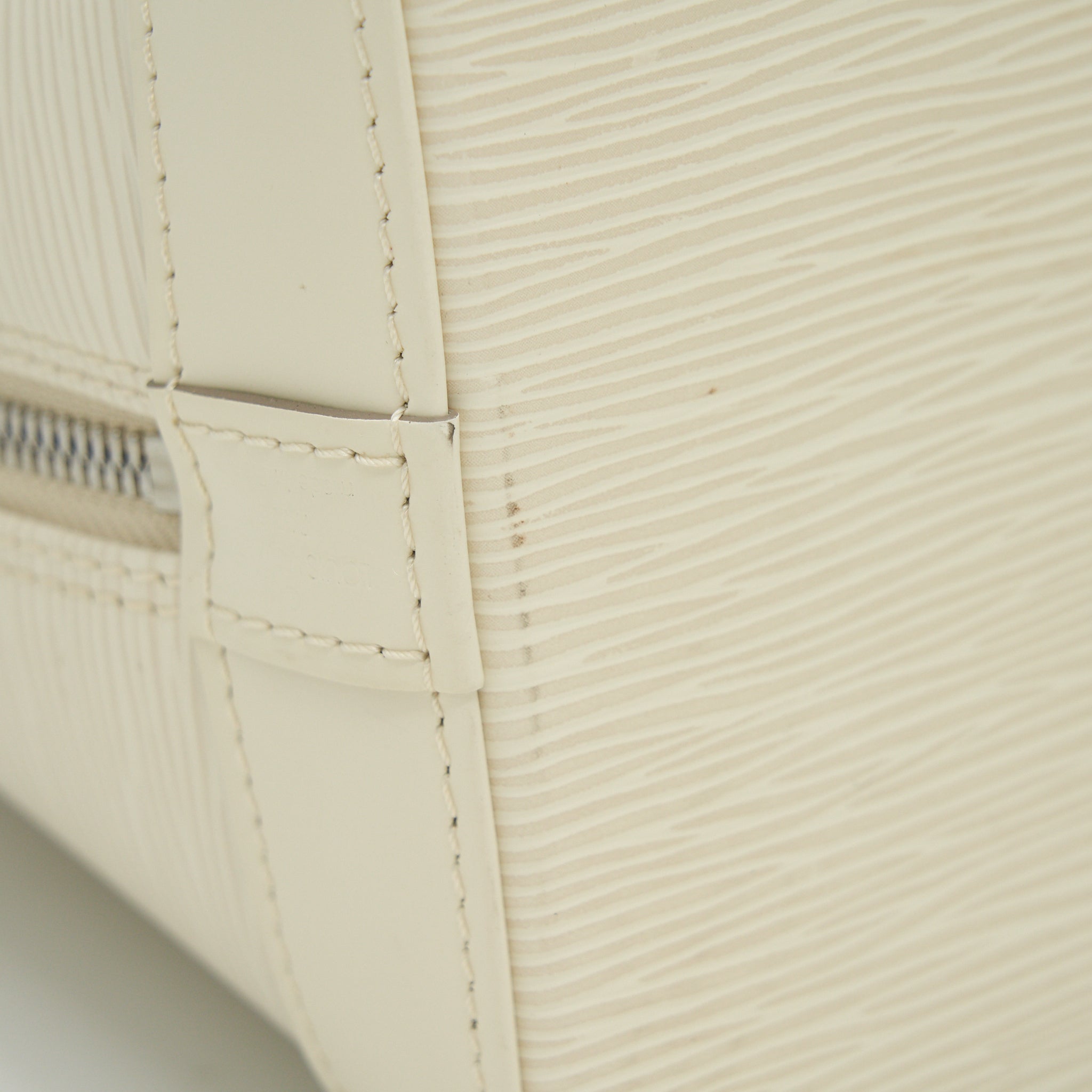 LOUIS VUITTON ALMA MM EPI LEATHER WHITE SHW