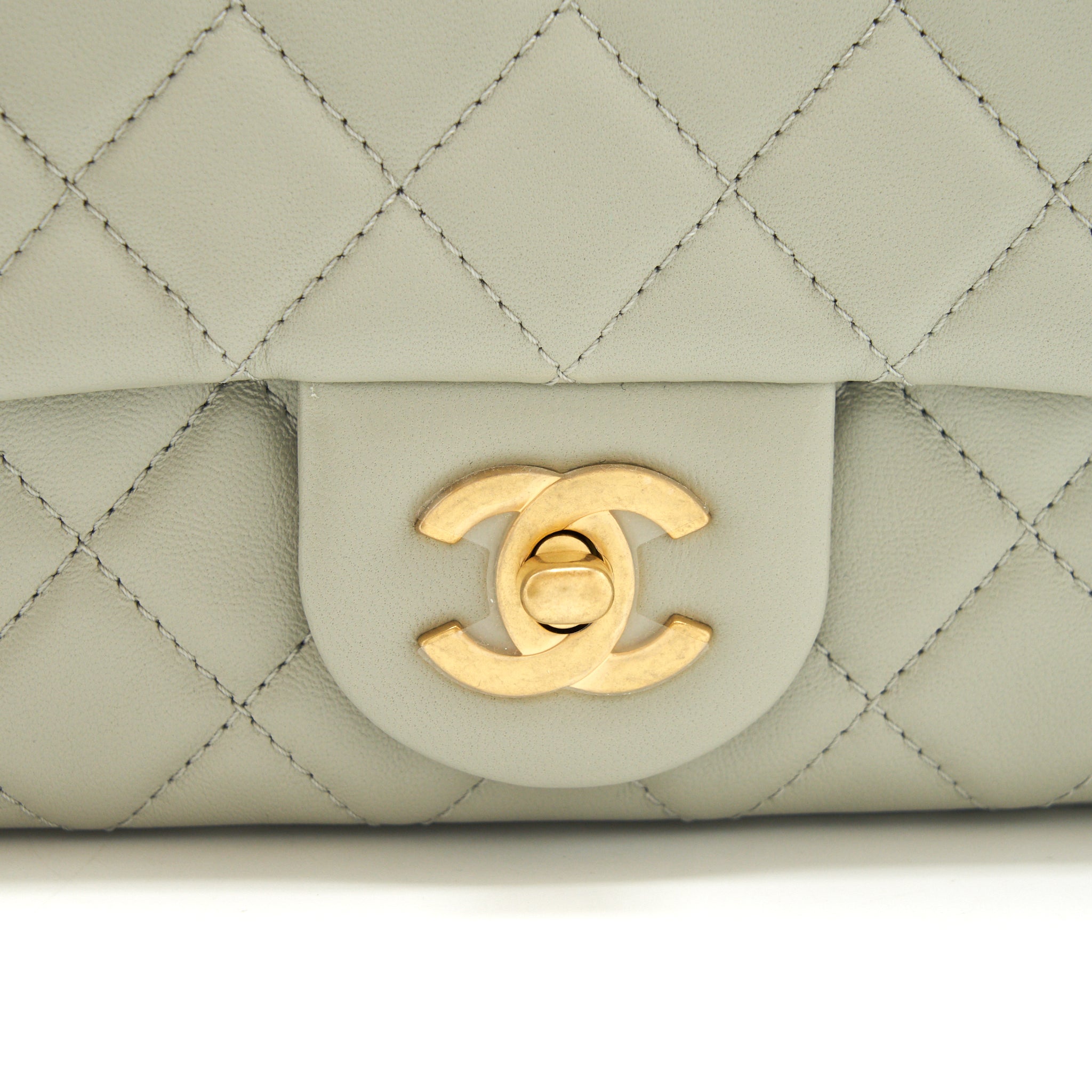 CHANEL 22C LIGHT PEARL CRUSH MINI FLAP BAG LAMBSKIN LIGHT GREY GHW (MICROCHIP)