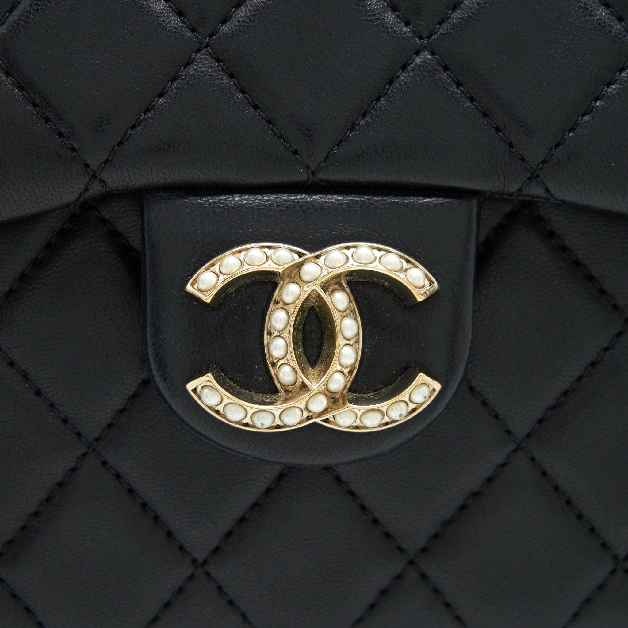 CHANEL QUILTED CC PEARL LOGO SHOULDER FLAP BAG WITH CHAIN
