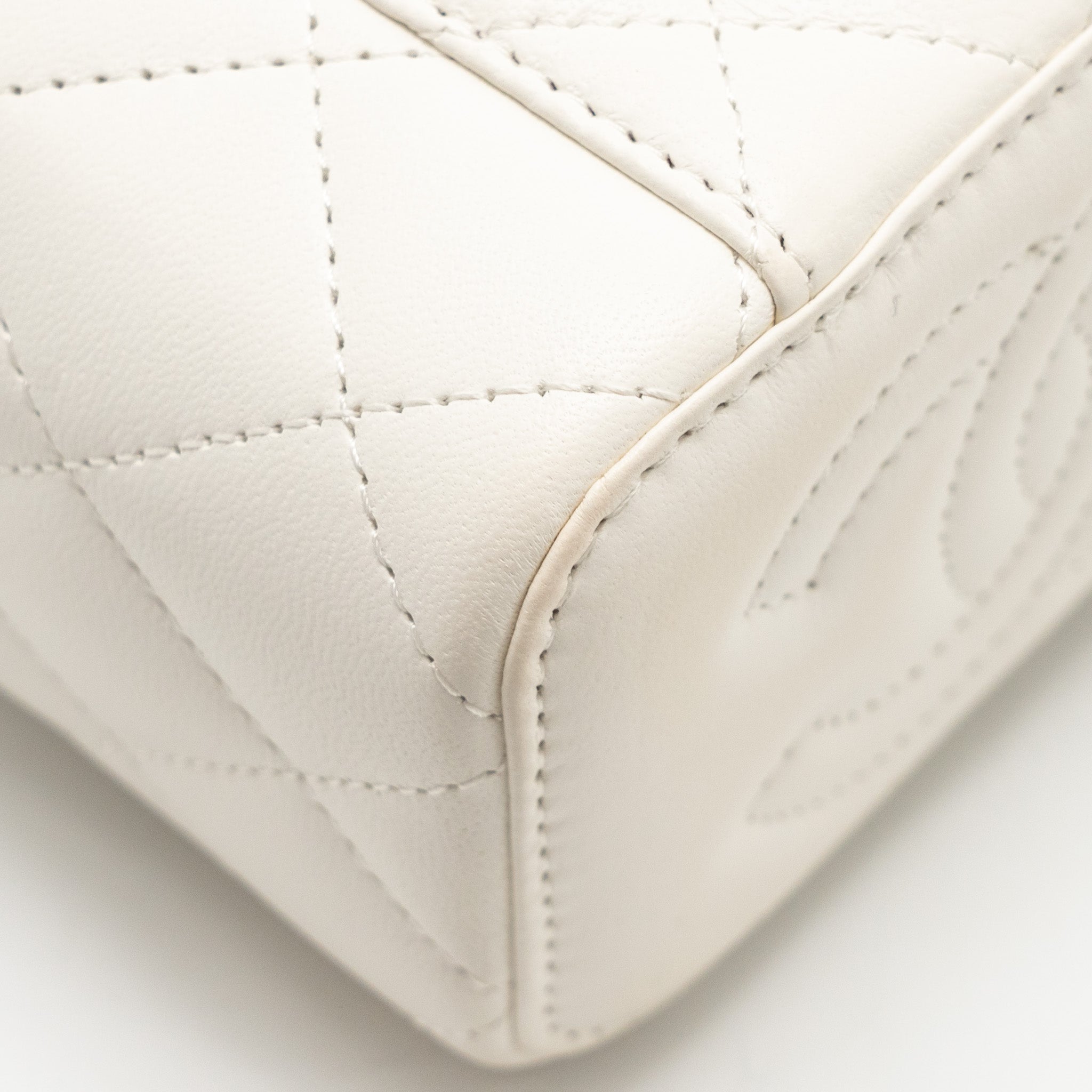 CHANEL PEARL CRUSH MINI VANITY WITH CHAIN LAMBSKIN WHITE LGHW (MICROCHIP)