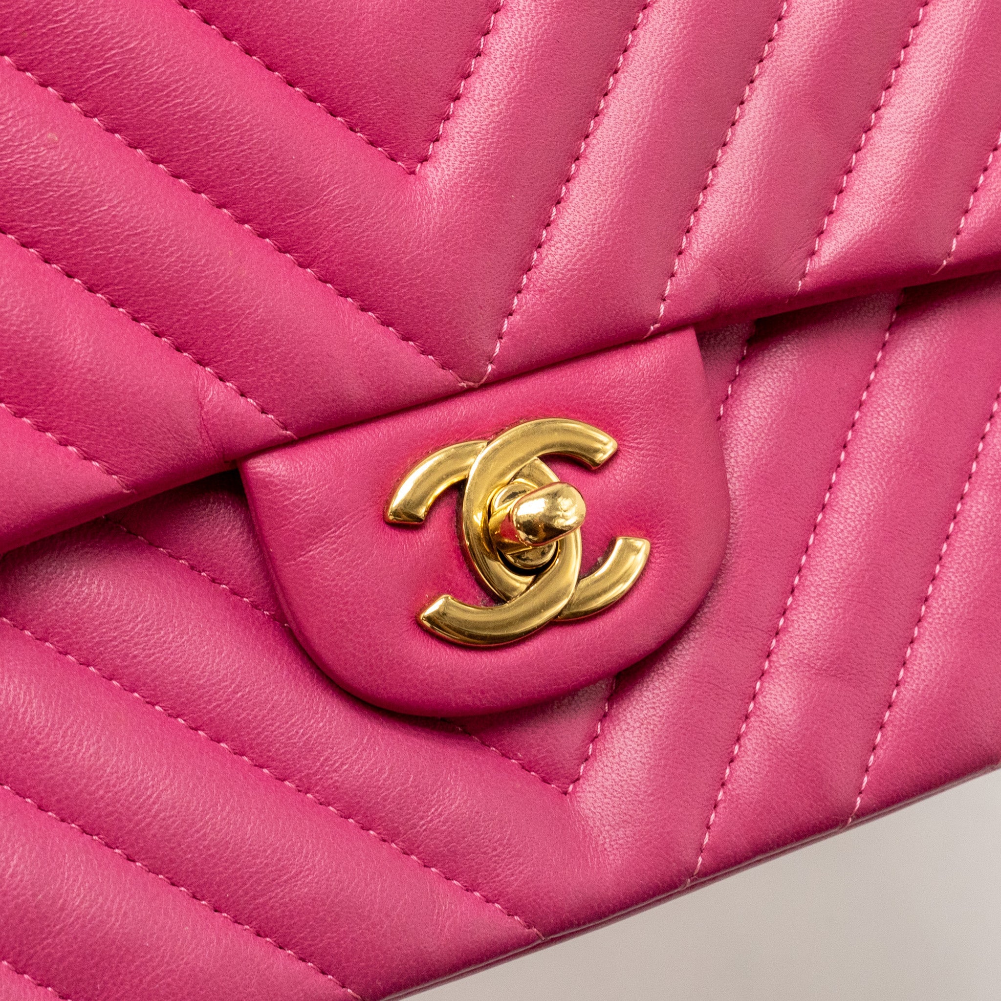 CHANEL MEDIUM CHEVRON CLASSIC DOUBLE FLAP BAG LAMBSKIN PINK GHW