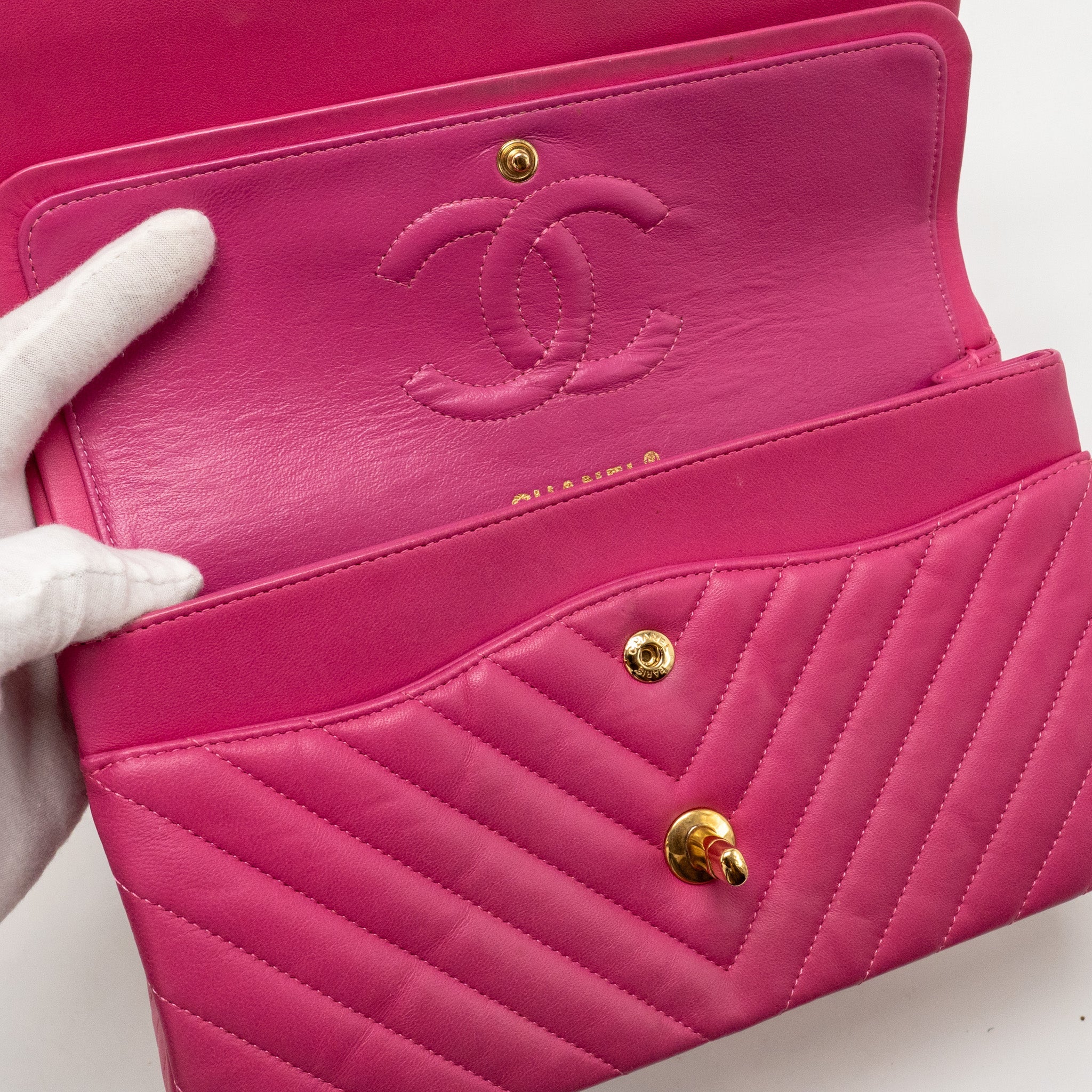 CHANEL MEDIUM CHEVRON CLASSIC DOUBLE FLAP BAG LAMBSKIN PINK GHW