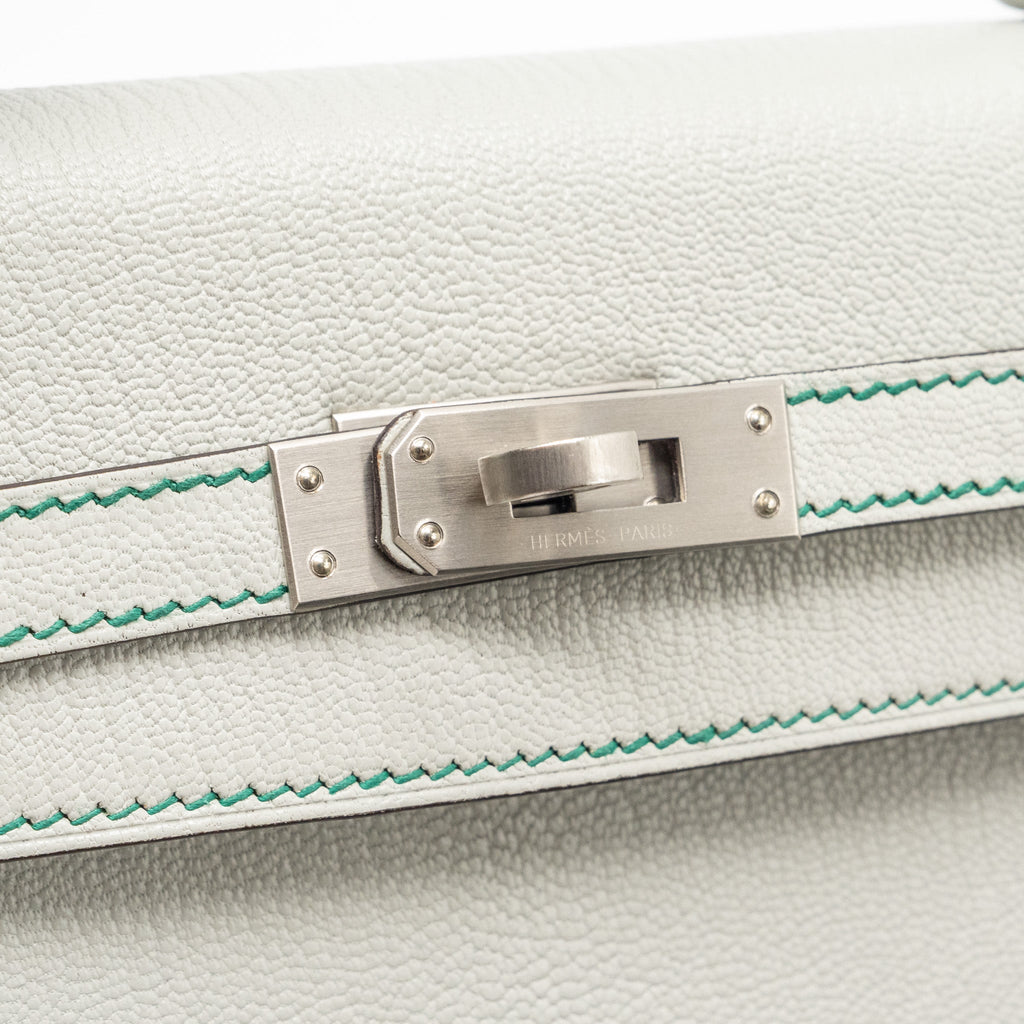 HERMES KELLY 25 SPECIAL ORDER CHÈVRE MYSORE GRIS PERLE/MALACHITE/VERT EMERAUDE BRUSHED SHW