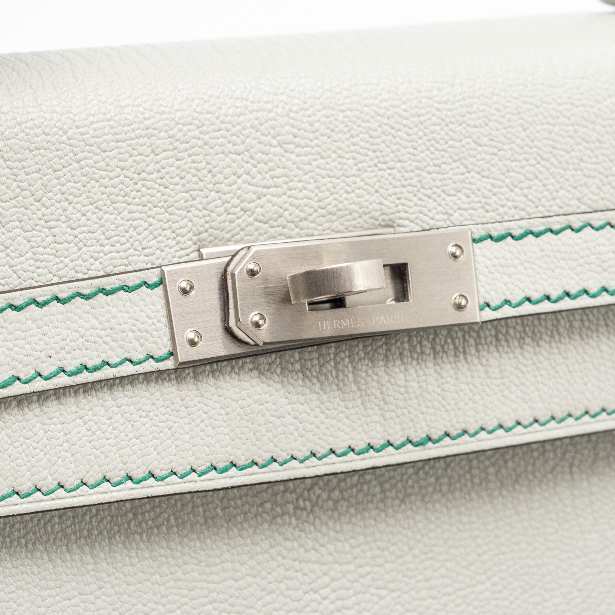 HERMES KELLY 25 SPECIAL ORDER CHÈVRE MYSORE GRIS PERLE/MALACHITE/VERT EMERAUDE BRUSHED SHW