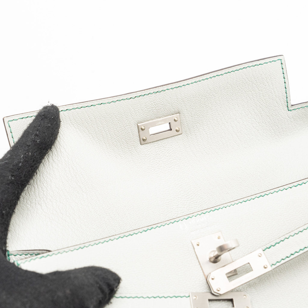 HERMES KELLY 25 SPECIAL ORDER CHÈVRE MYSORE GRIS PERLE/MALACHITE/VERT EMERAUDE BRUSHED SHW