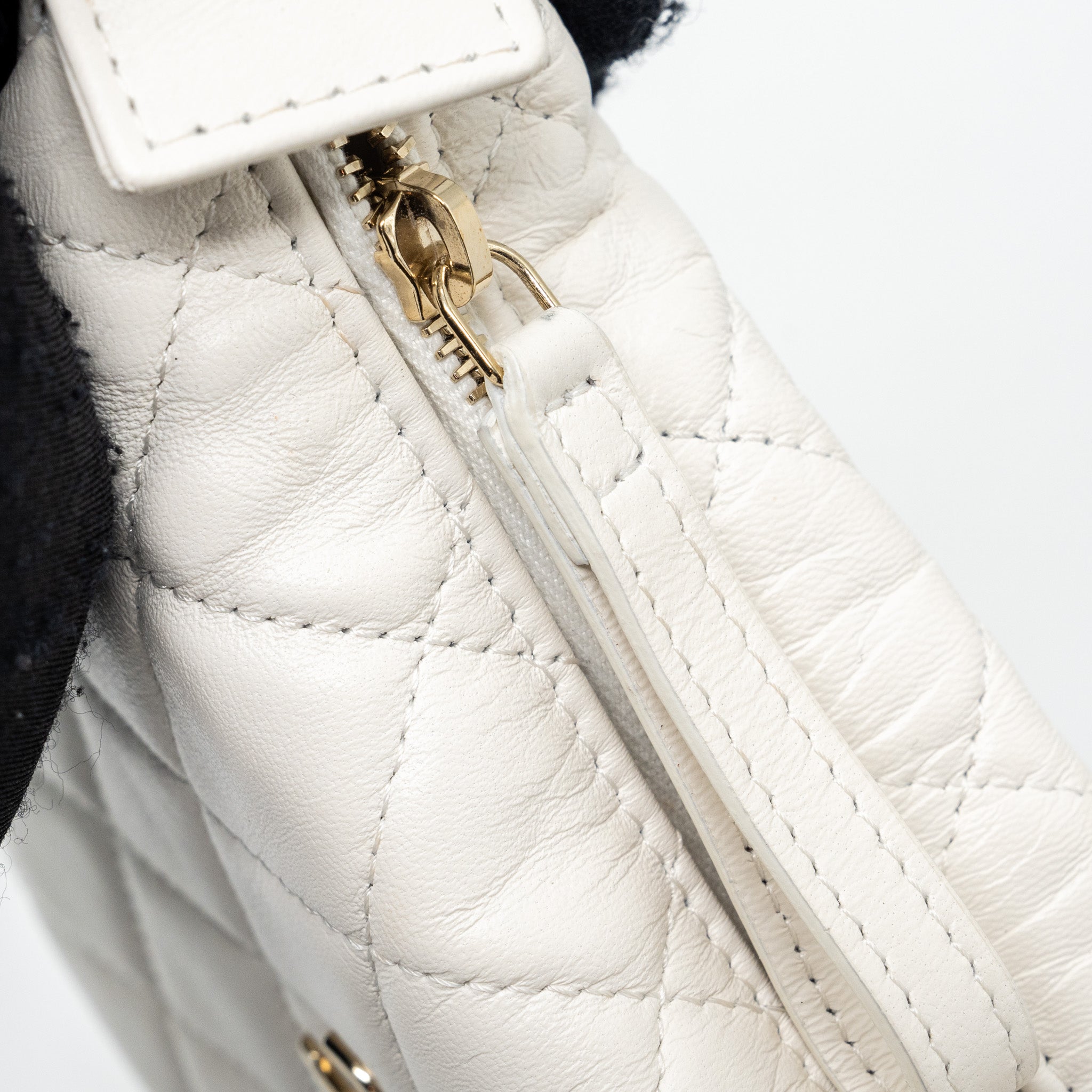 CHANEL 23C ROUND CLUTCH LAMBSKIN WHITE LGHW (MICROCHIP)