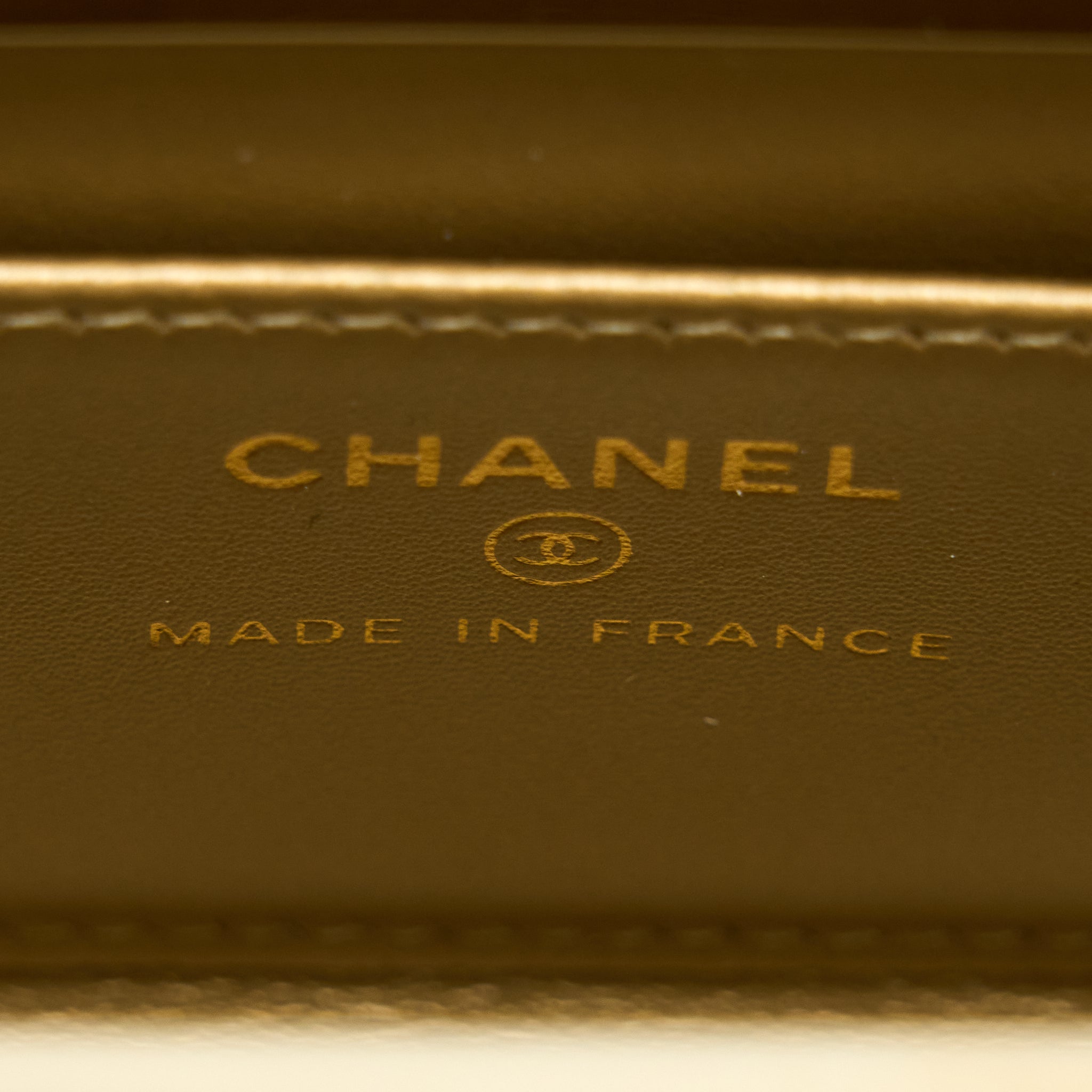 CHANEL 22P QUILTED MINI BOX VANITY WITH CHAIN LAMBSKIN WHITE LGHW