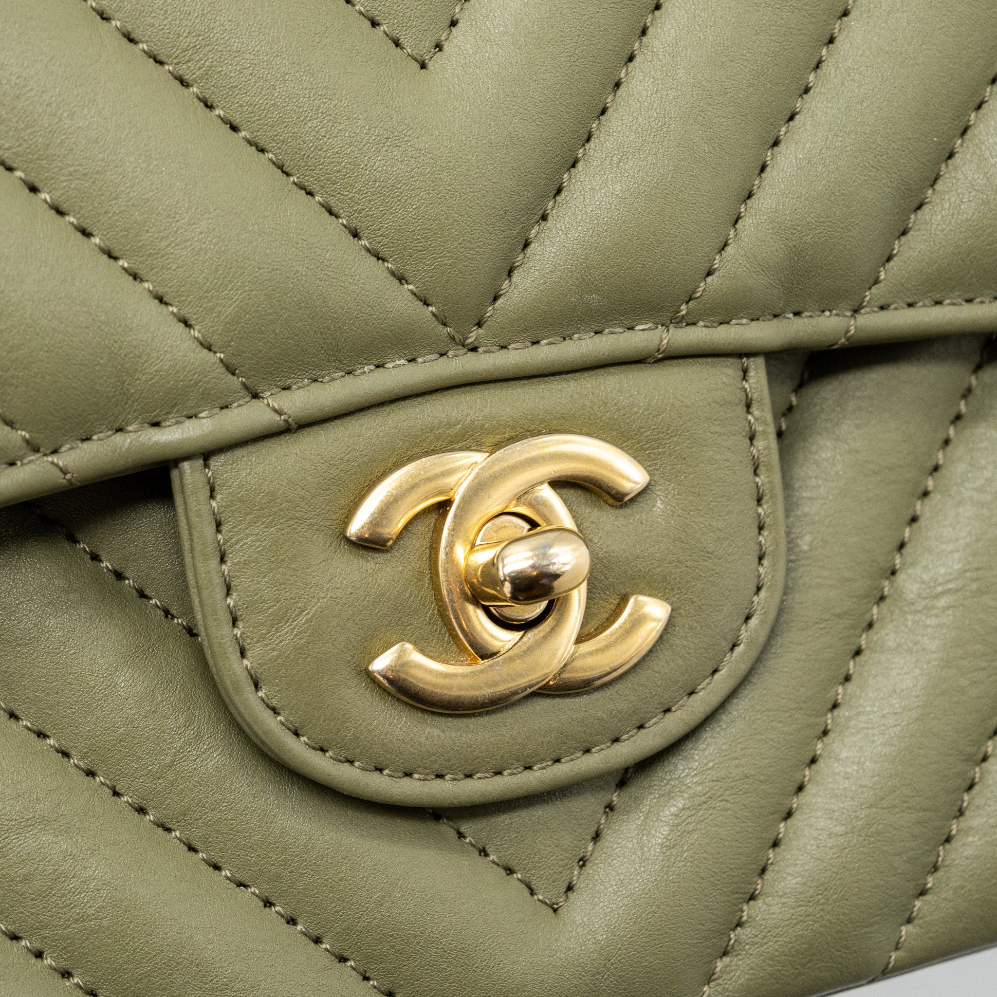 CHANEL MEDIUM CLASSIC DOUBLE FLAP BAG CHEVRON CALFSKIN GREEN GHW